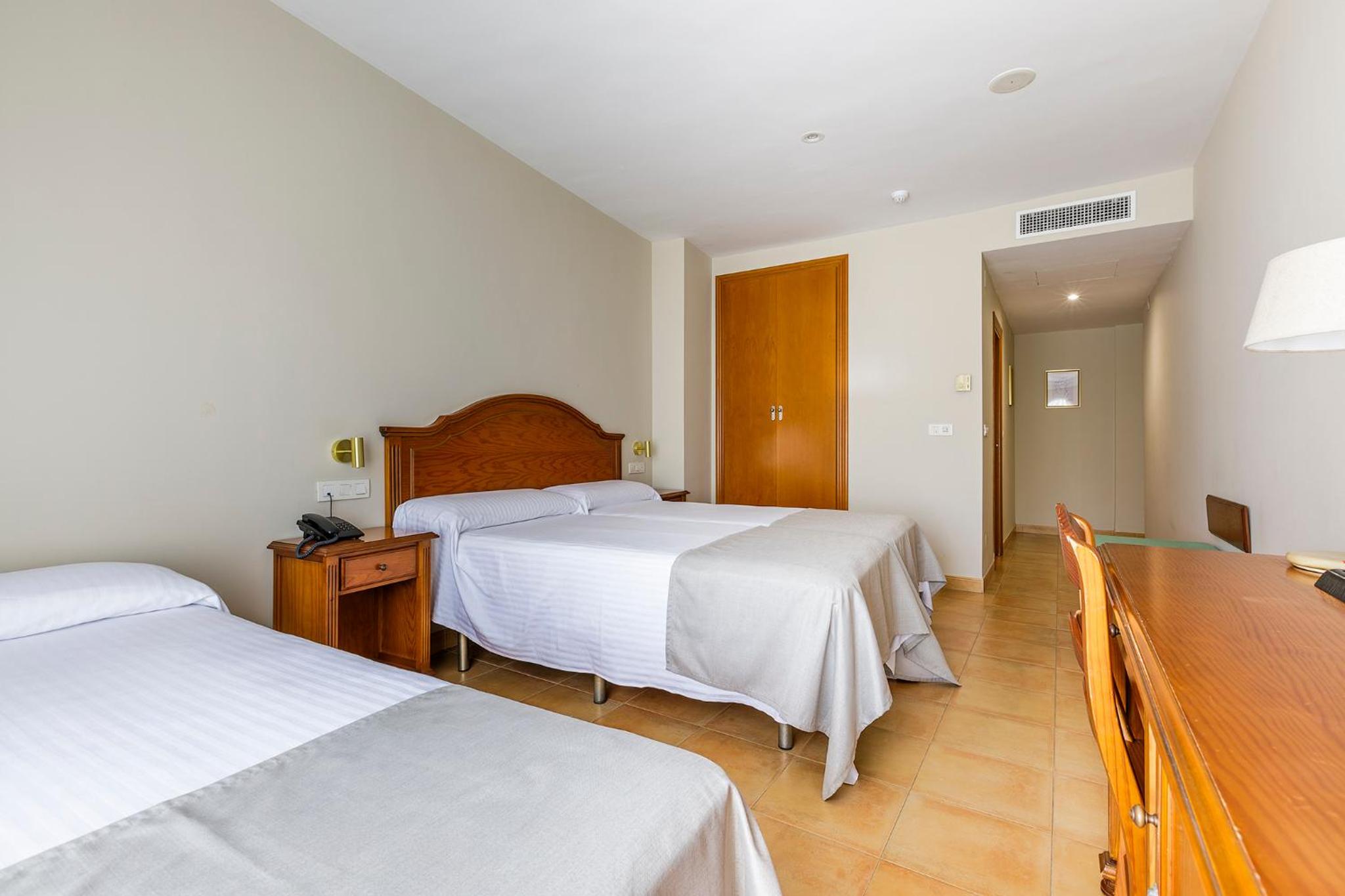 Triple Room (3 Adults) - Photo 4