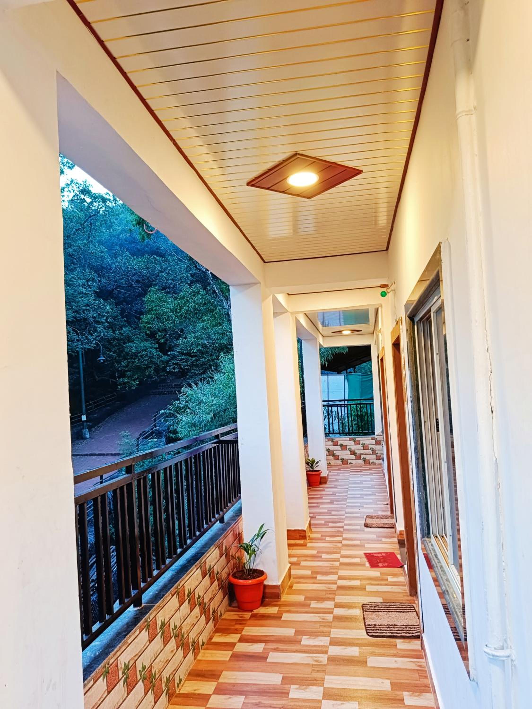 Deluxe Double Room (2 Adults + 1 Child) photo 2