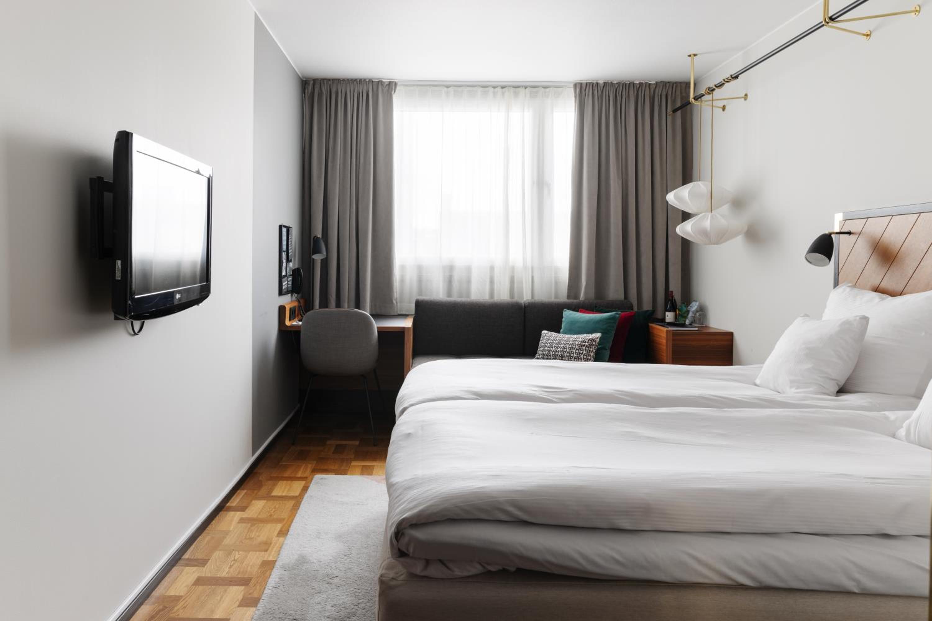 Standard Double Room thumbnail 5