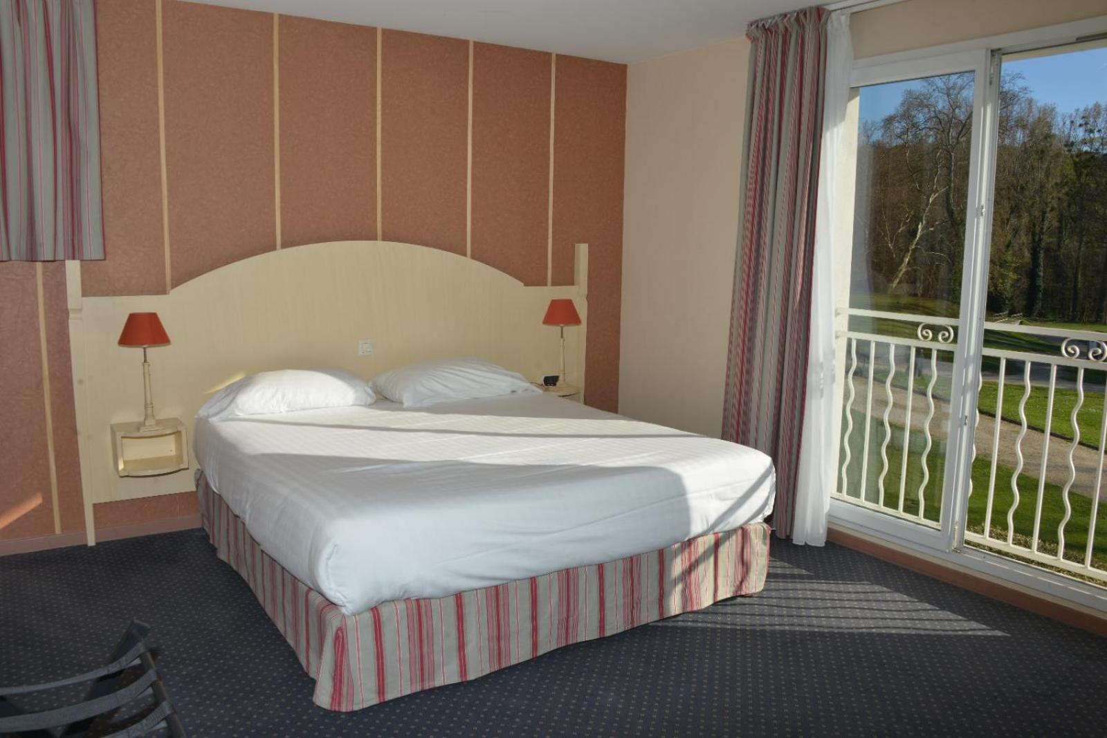 King Room with Sofa Bed - Photo 4