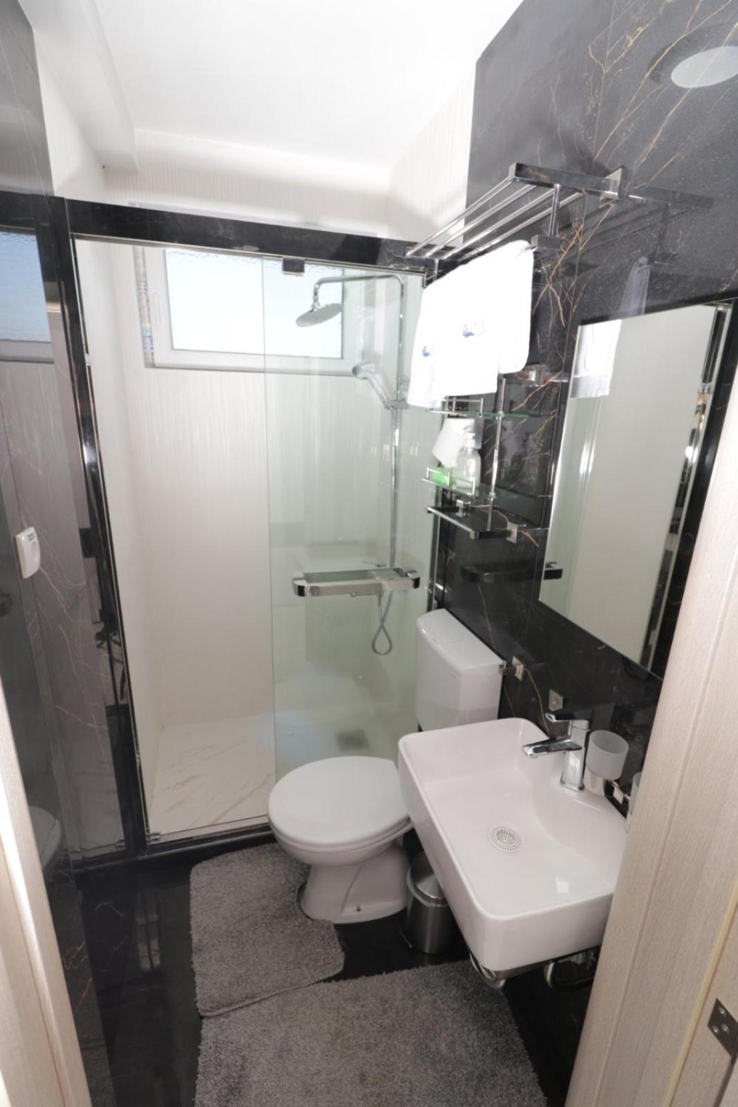 One-Bedroom Apartment With Lake View photo 2