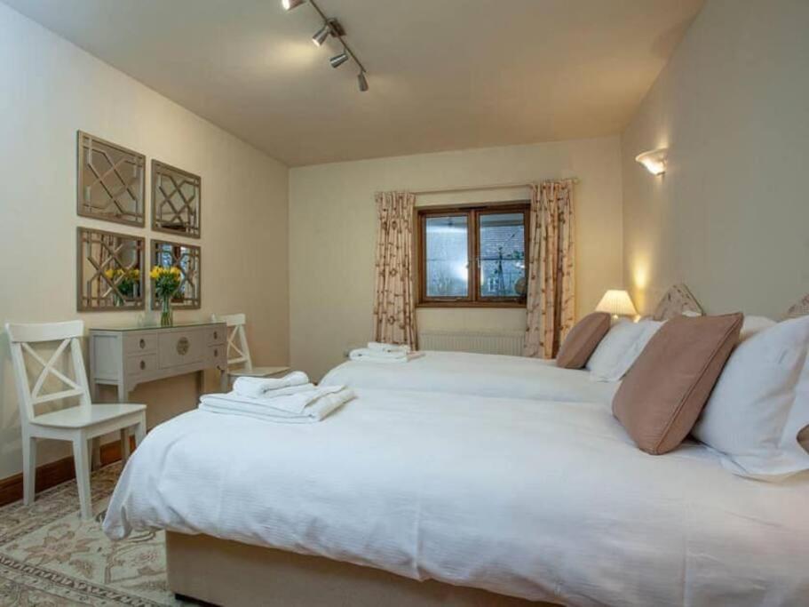 Six-Bedroom House photo 1