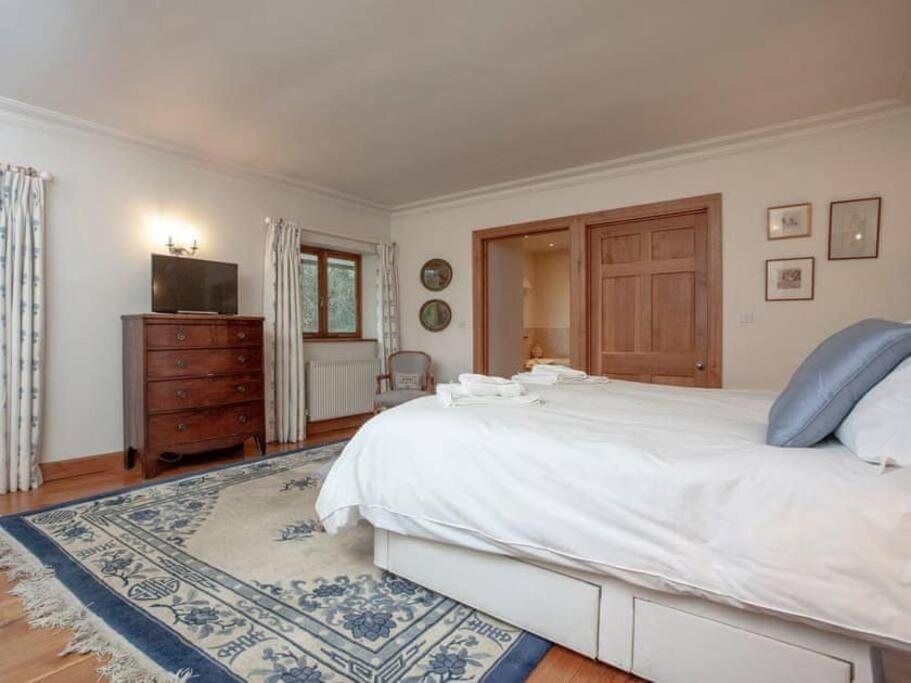 Six-Bedroom House photo 2