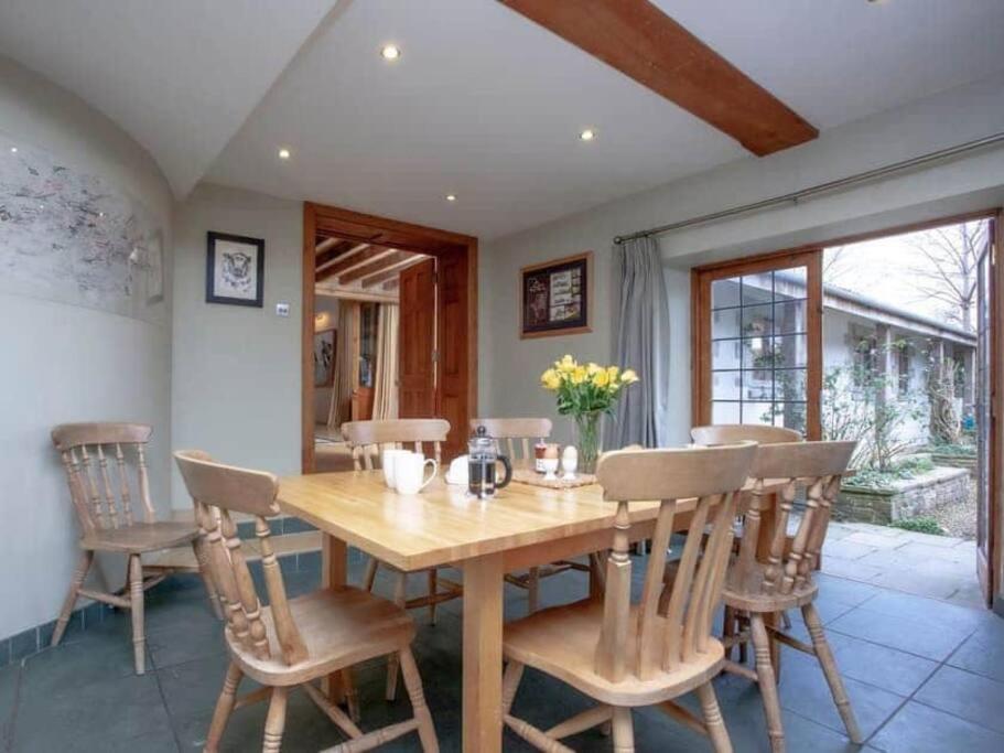 Six-Bedroom House photo 3