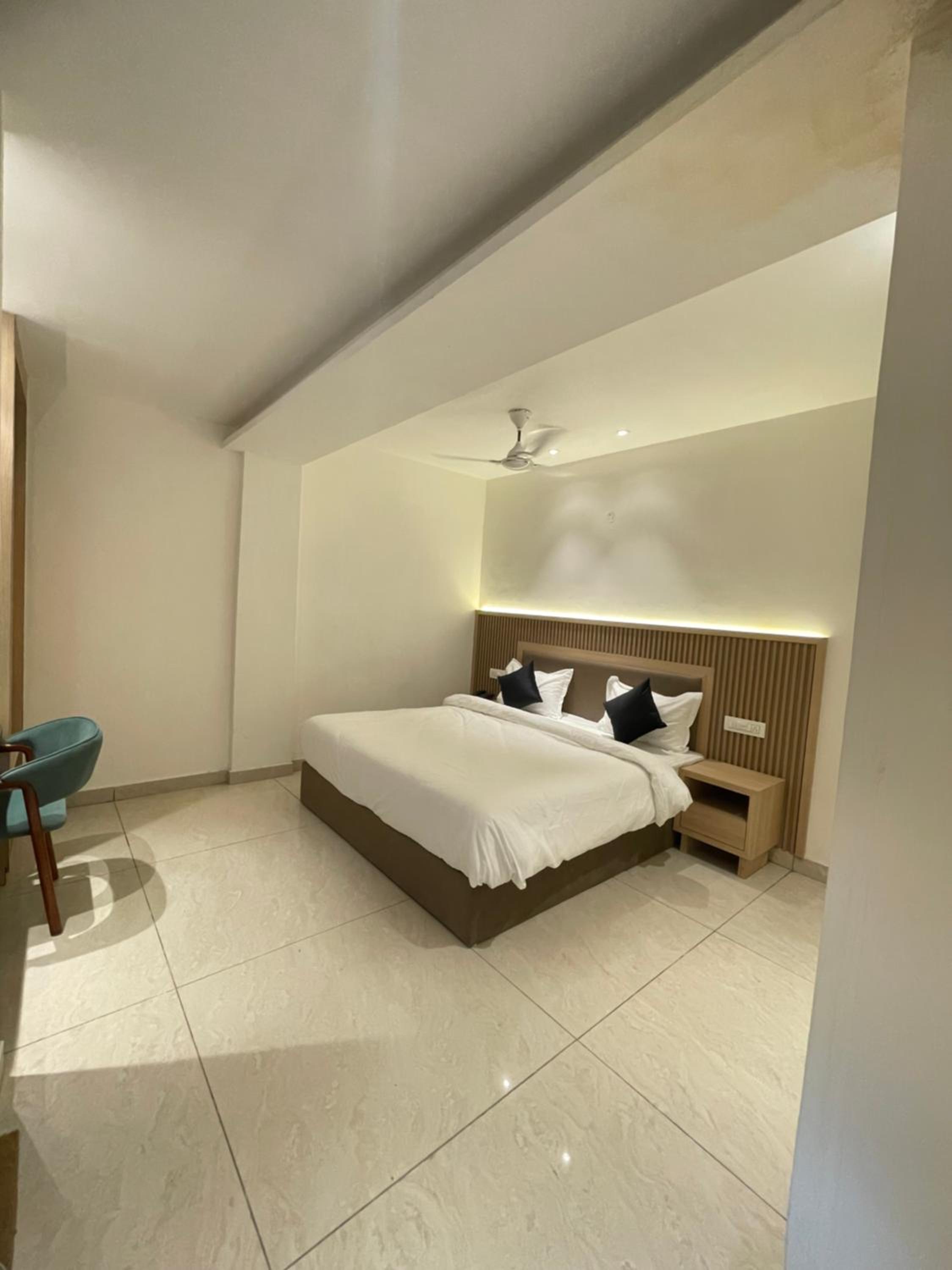 Double Room - Photo 7