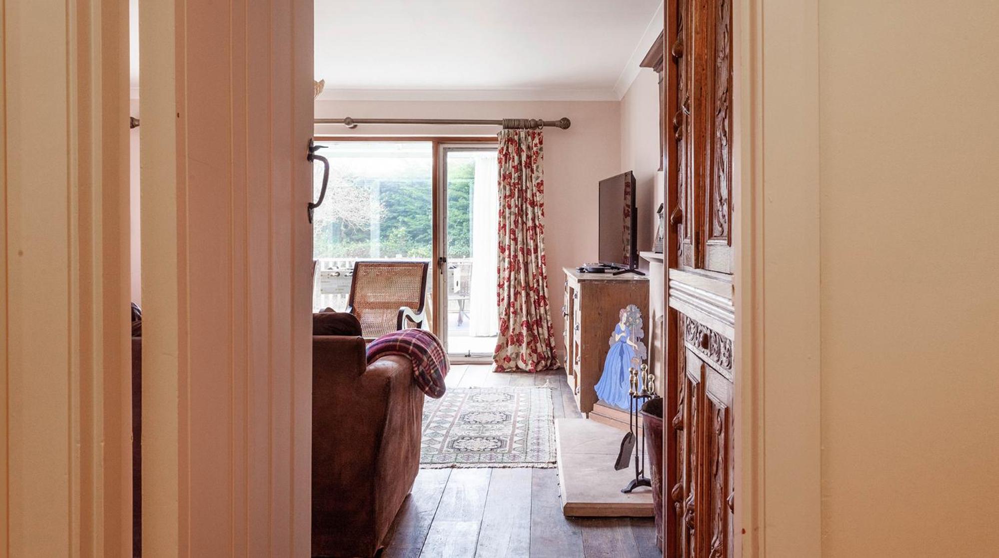 Five-Bedroom House photo 1