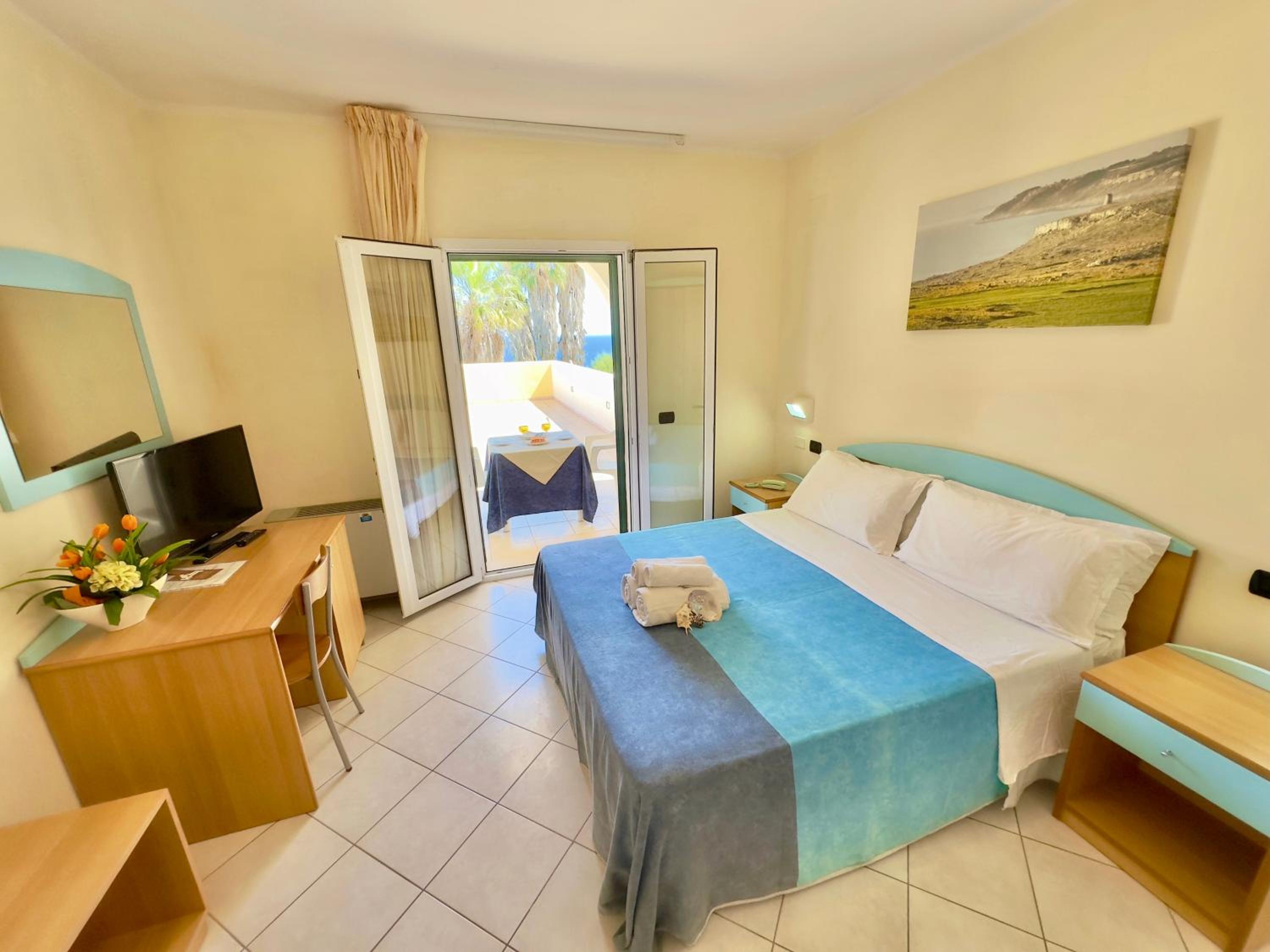 Double Room with Terrace and Sea Views - Photo 5