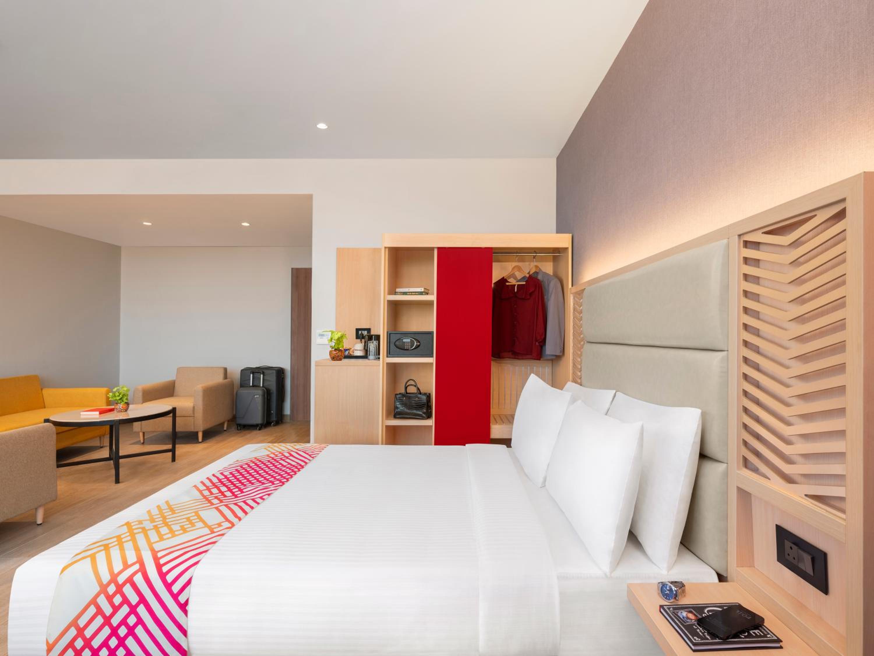  Luxe Queen Room Airport View photo 3