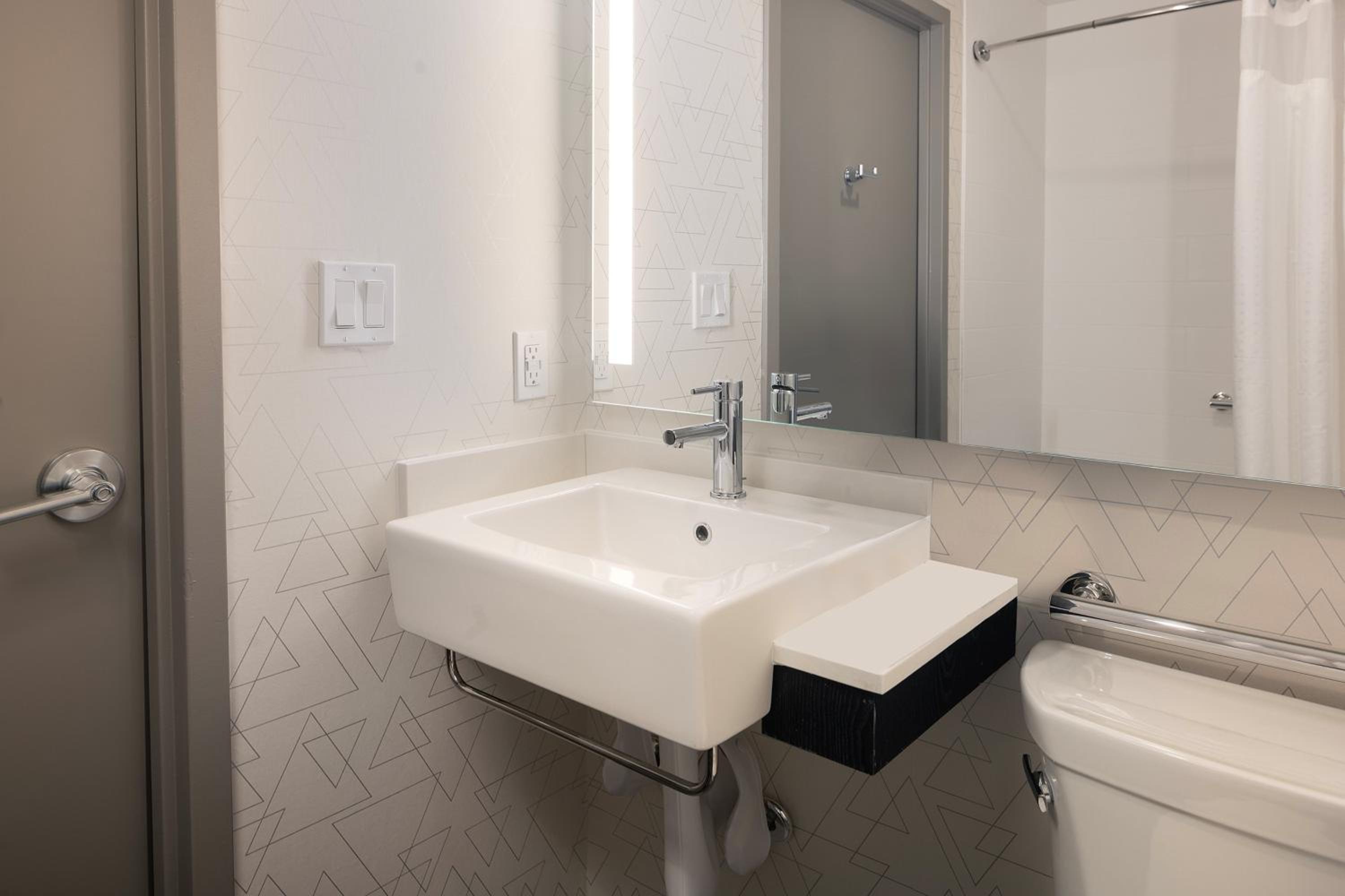 Standard King Room with Mobility Accessible Tub