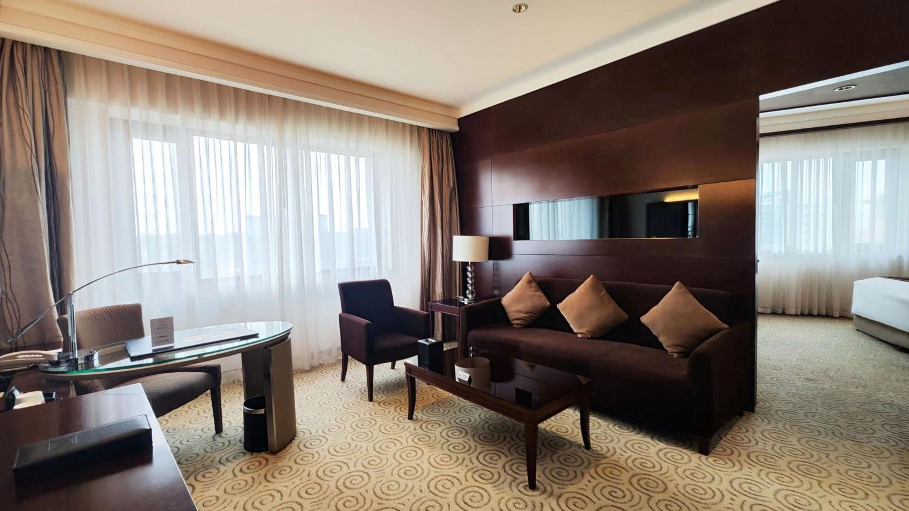 Executive Suite - Photo 3