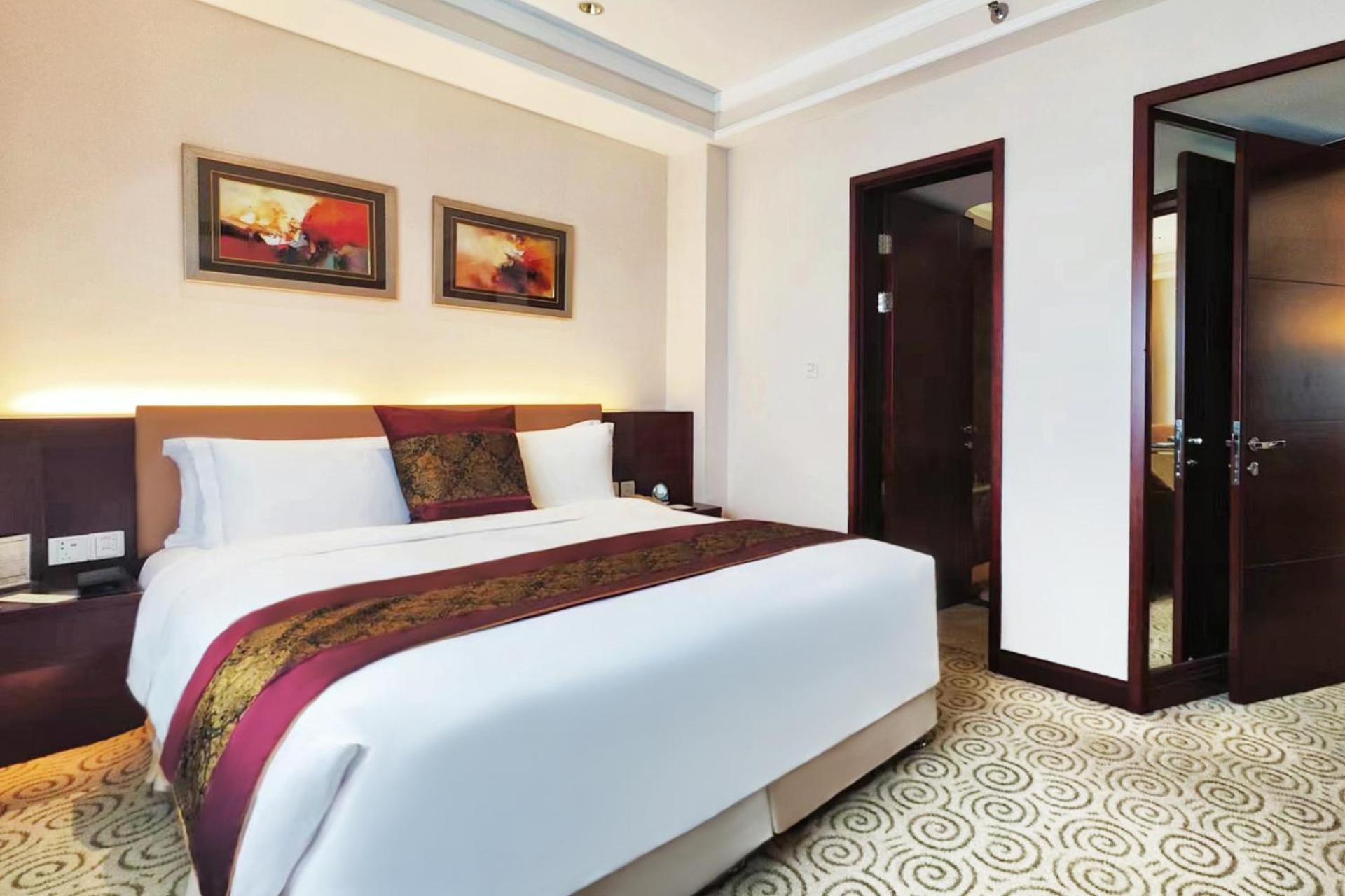Executive Suite - Photo 1