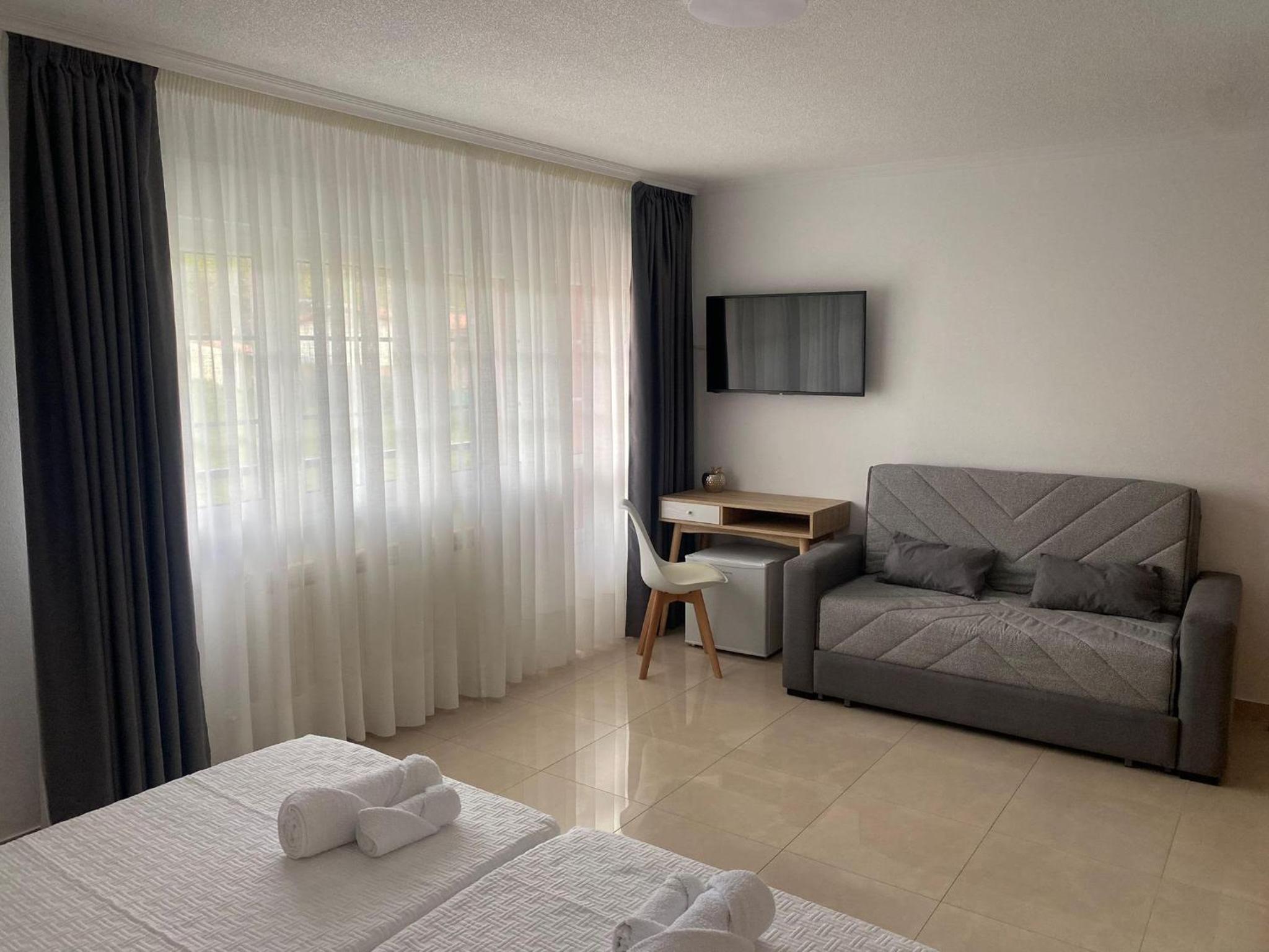 Quadruple Room with Private Bathroom - Photo 3