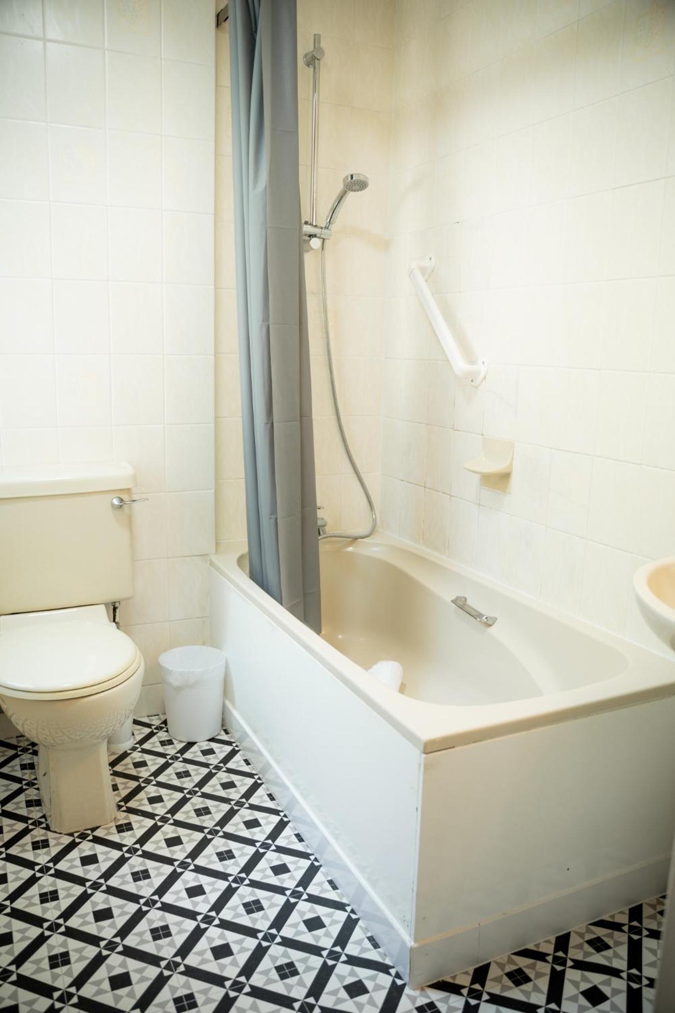 Standard Quadruple Room - Photo 6
