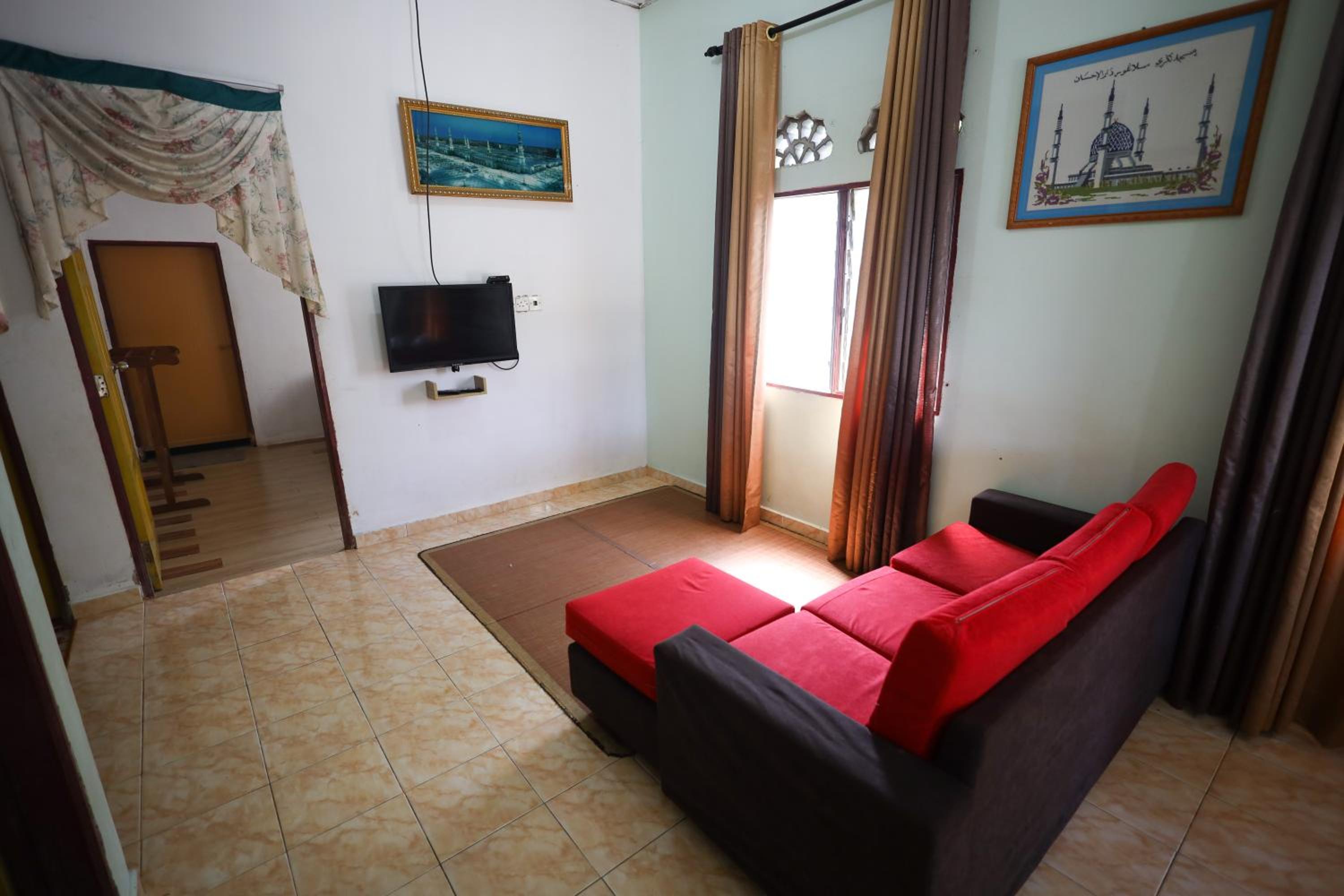Three-Bedroom House photo 3