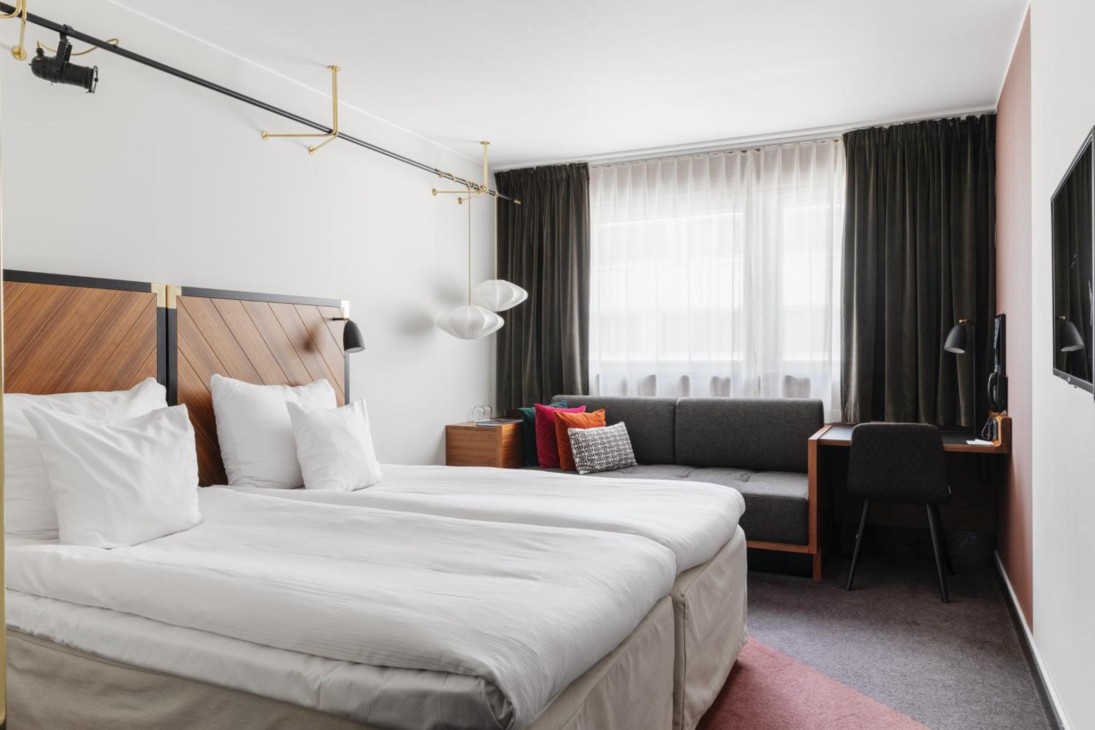 Standard Twin Room thumbnail 5