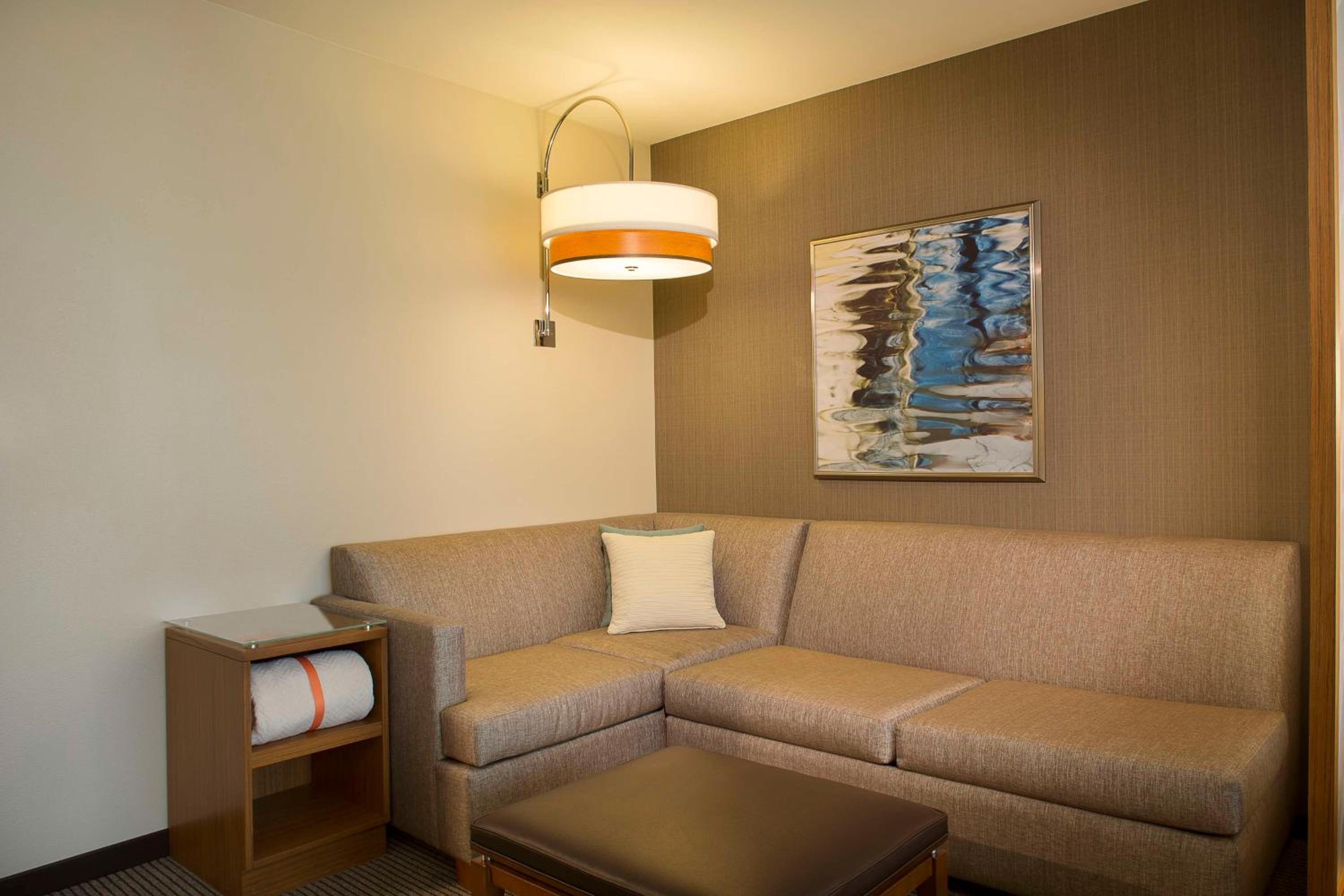 Queen Room with Two Queen Beds and Sofa Bed - High Floor photo 2