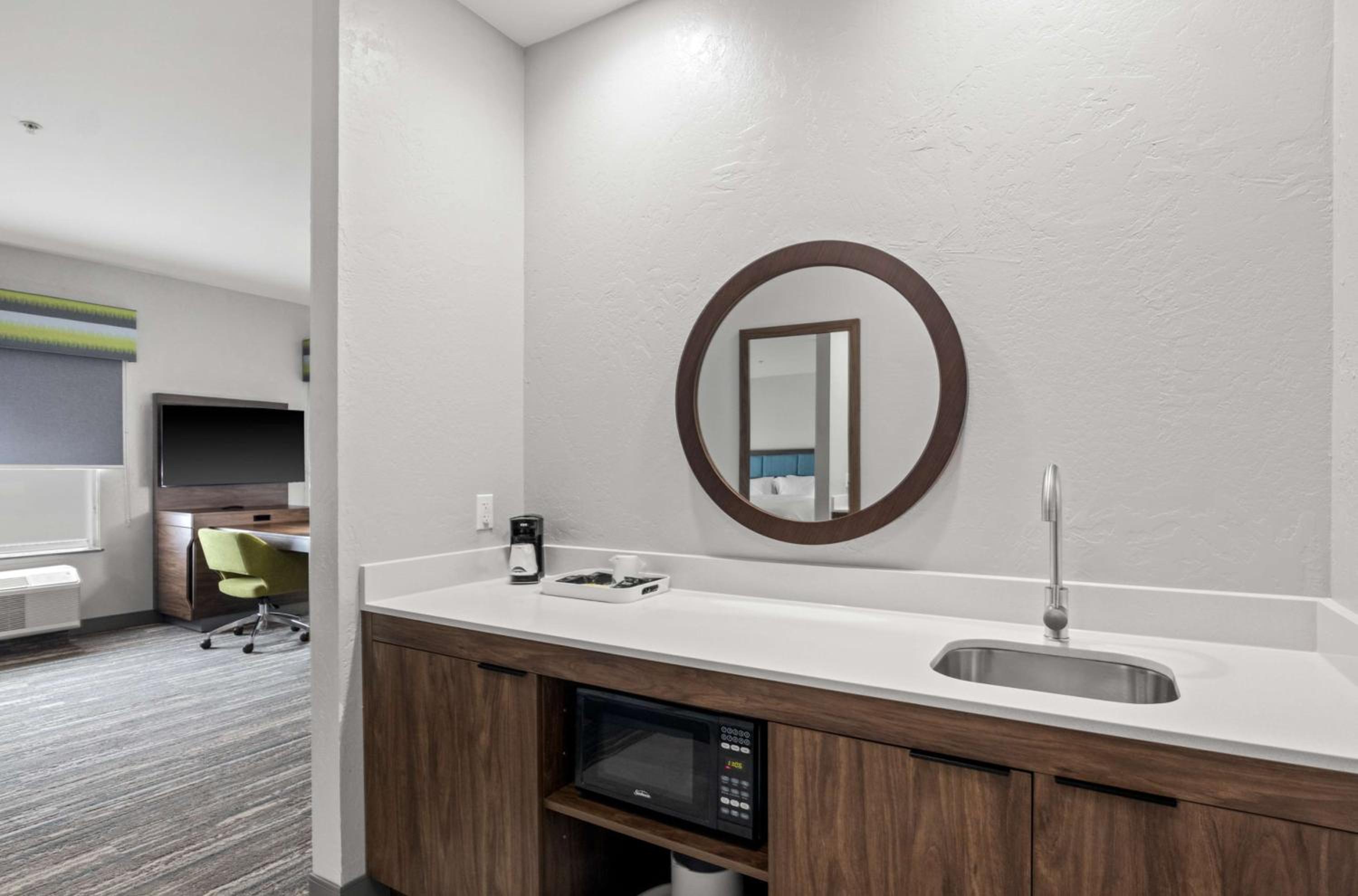 King Studio Suite - Non-Smoking - Photo 2