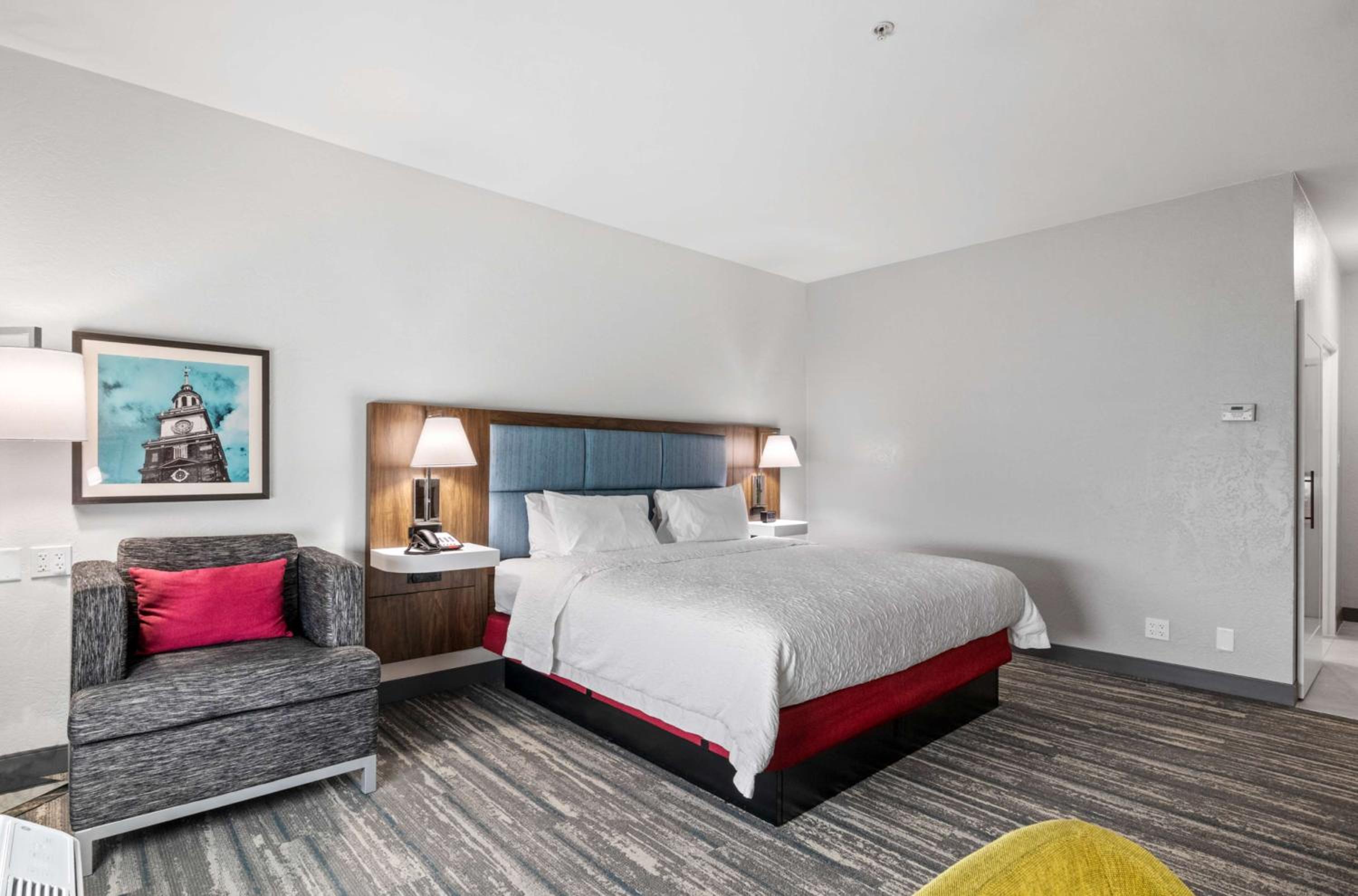 King Room with King Bed - Non-Smoking - Photo 1