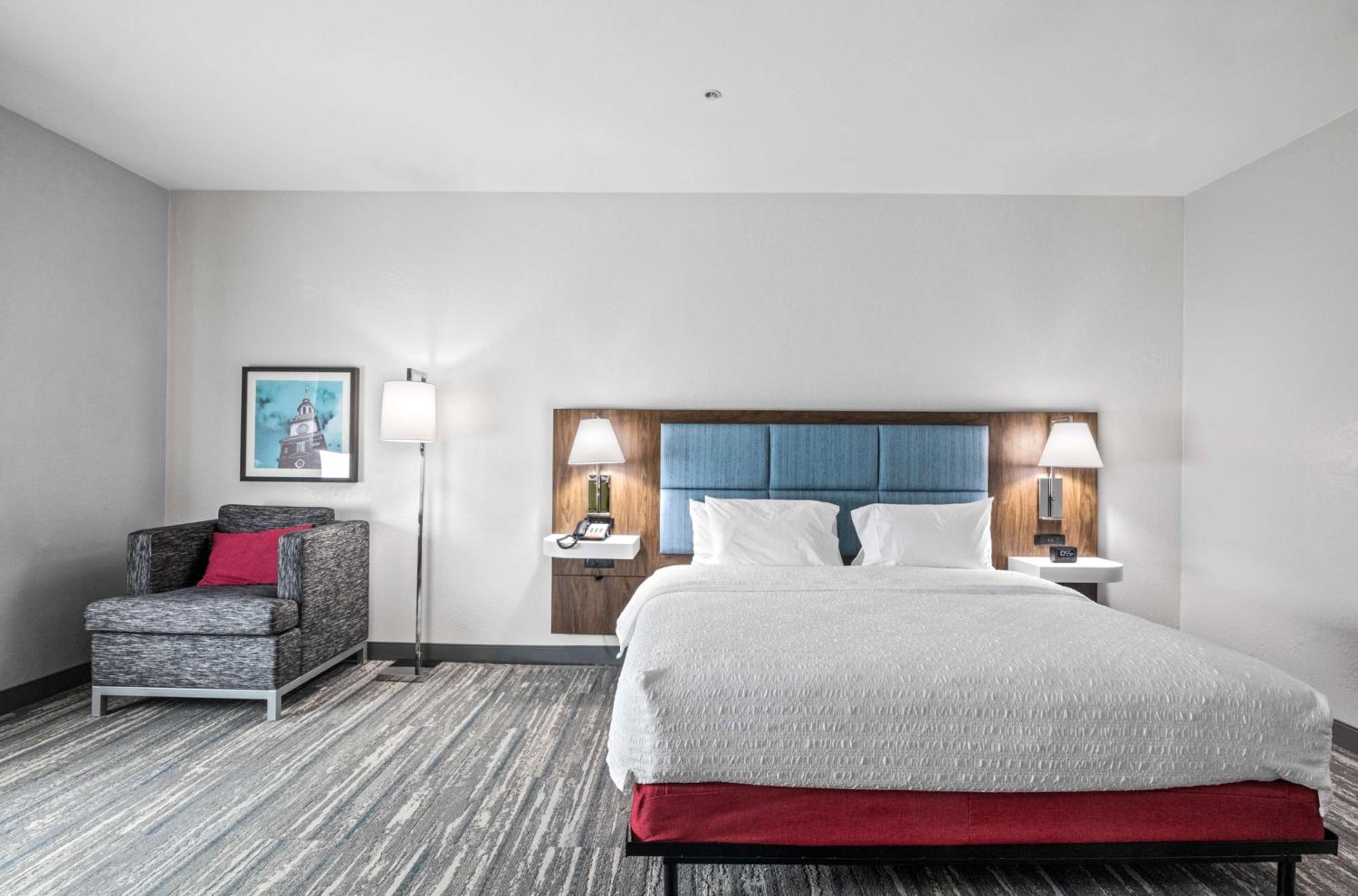 King Room with King Bed - Non-Smoking - Photo 2