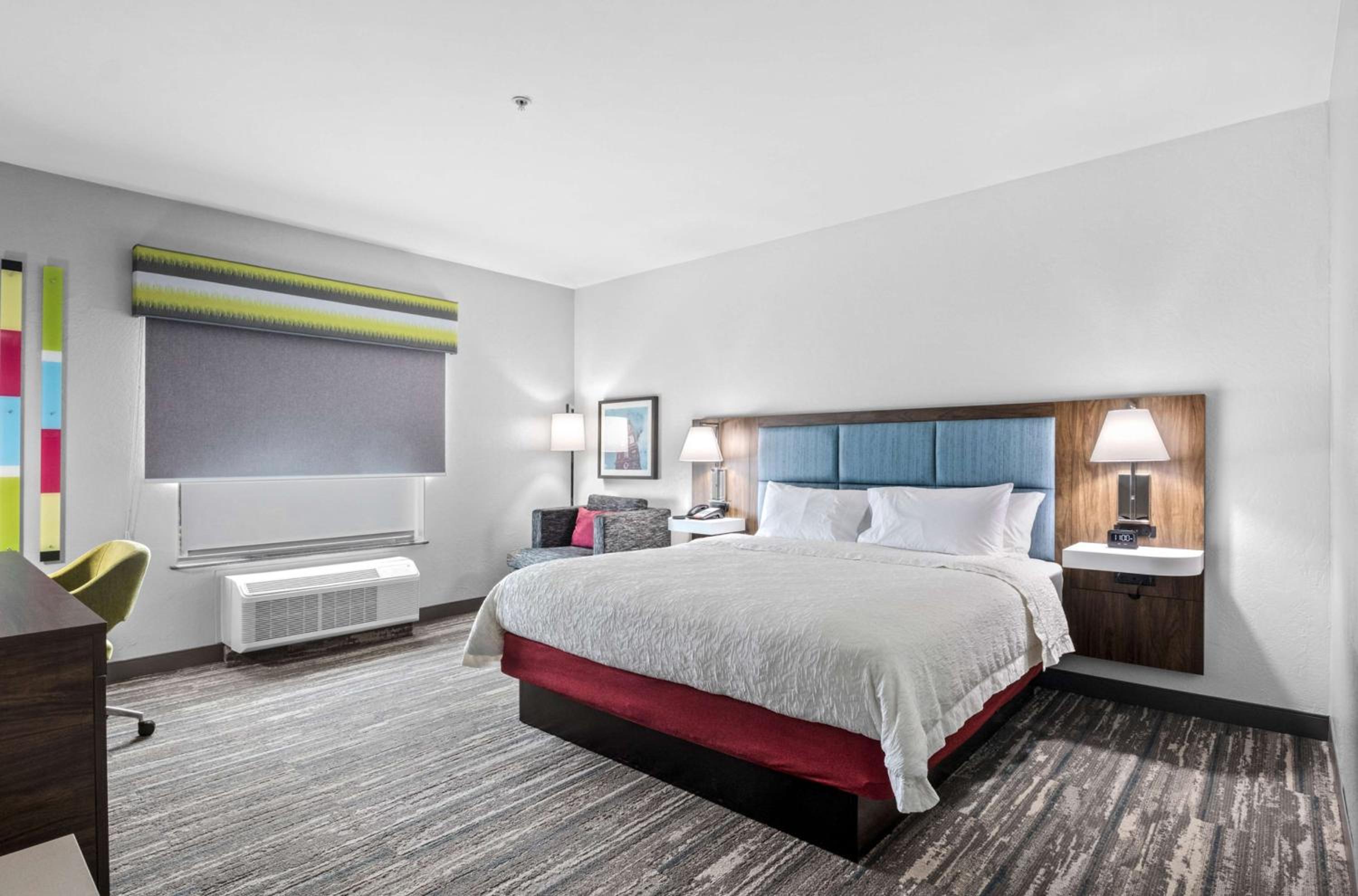 King Room with King Bed - Non-Smoking - Photo 3