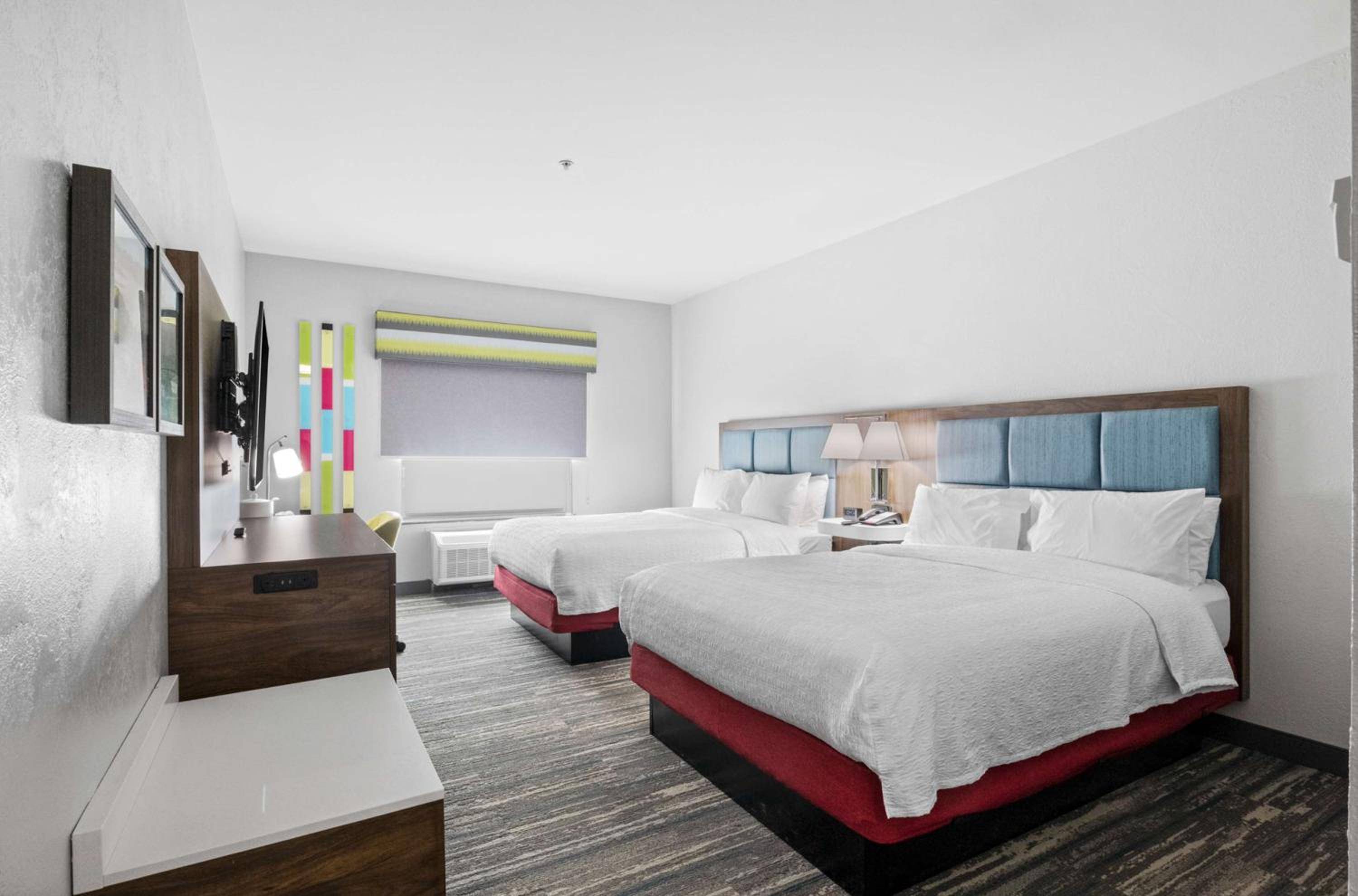 Room with Two Queen Beds - Non-Smoking - Photo 3