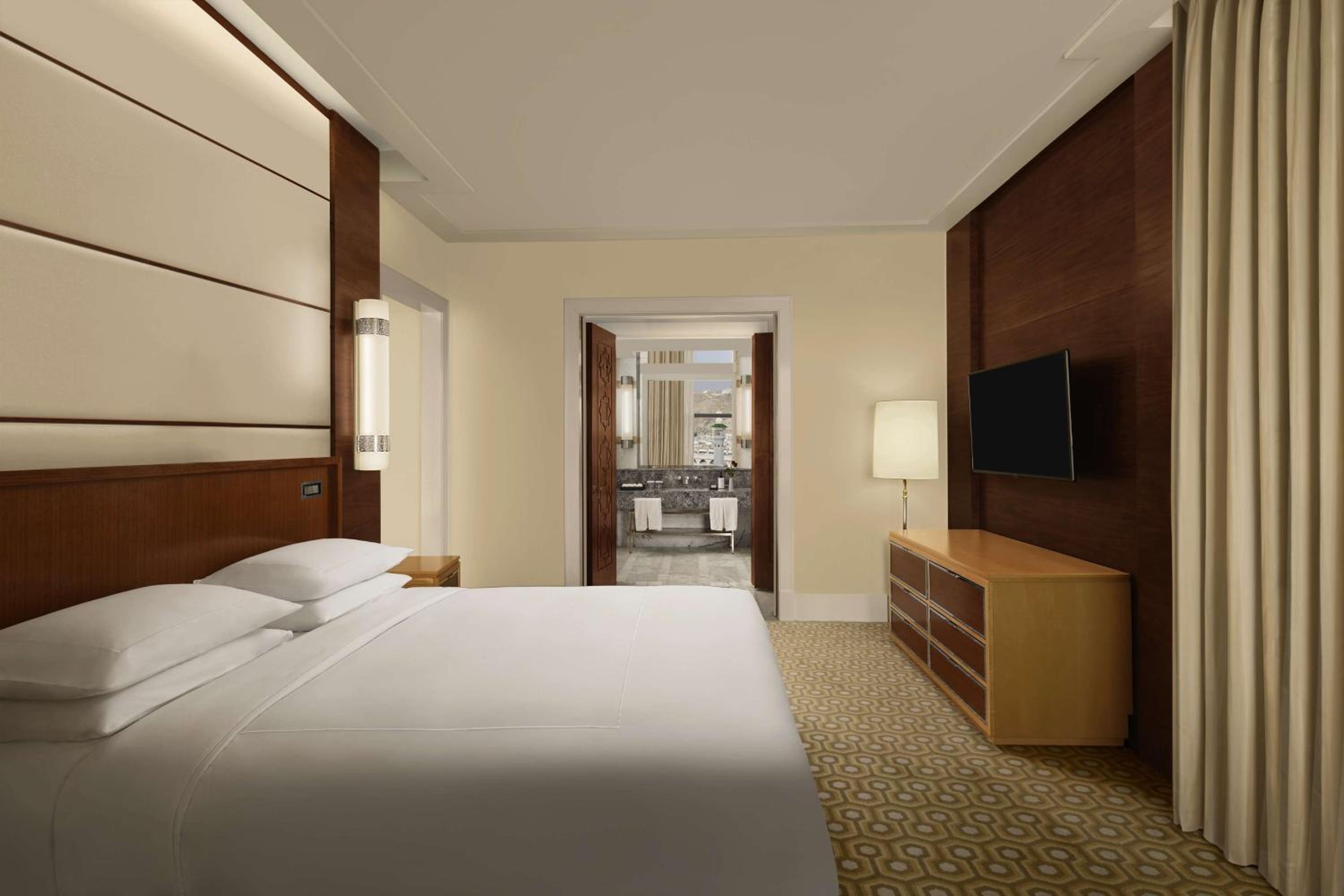Deluxe King Suite with Haram View - Lounge Access