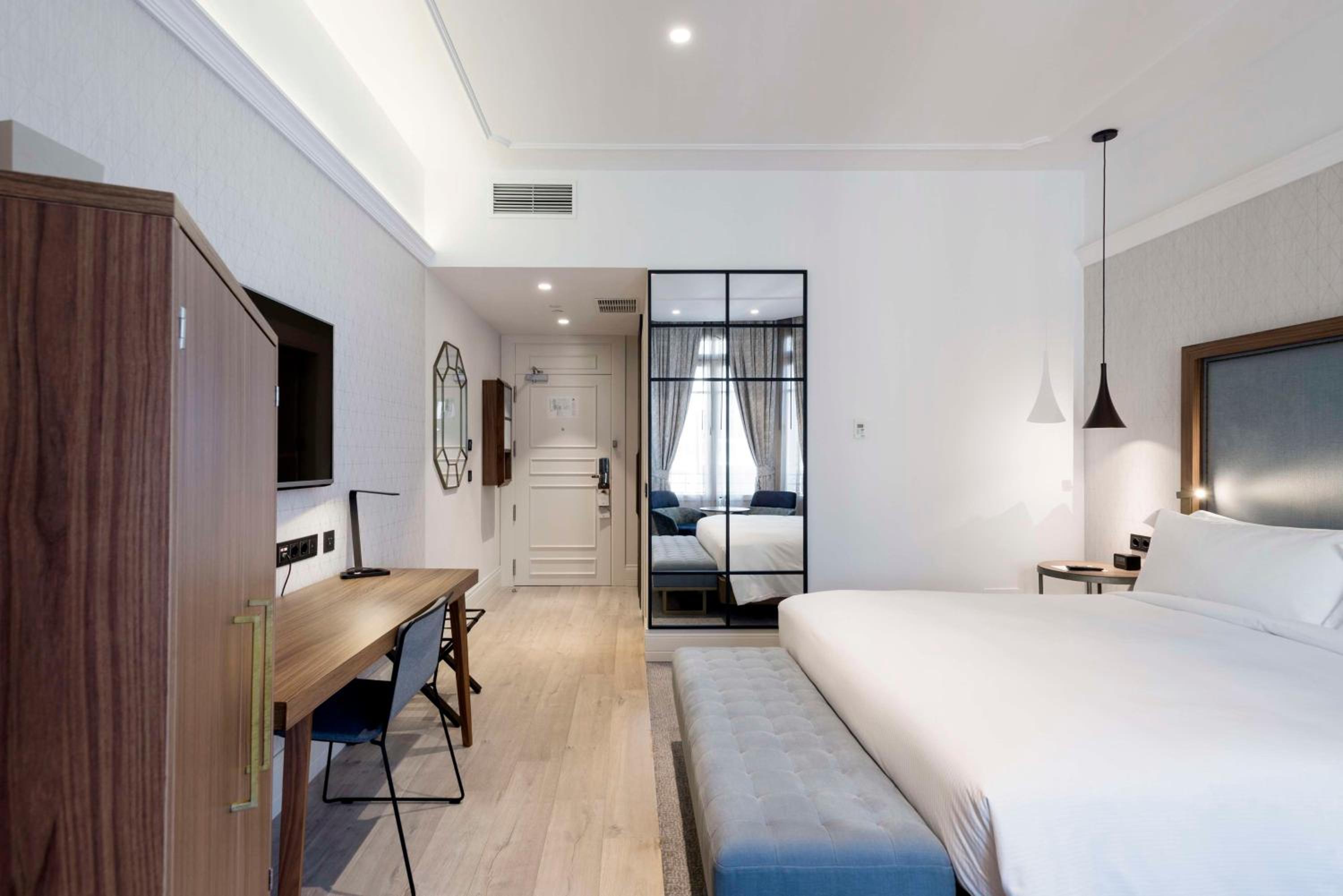 Superior King Room thumbnail 6