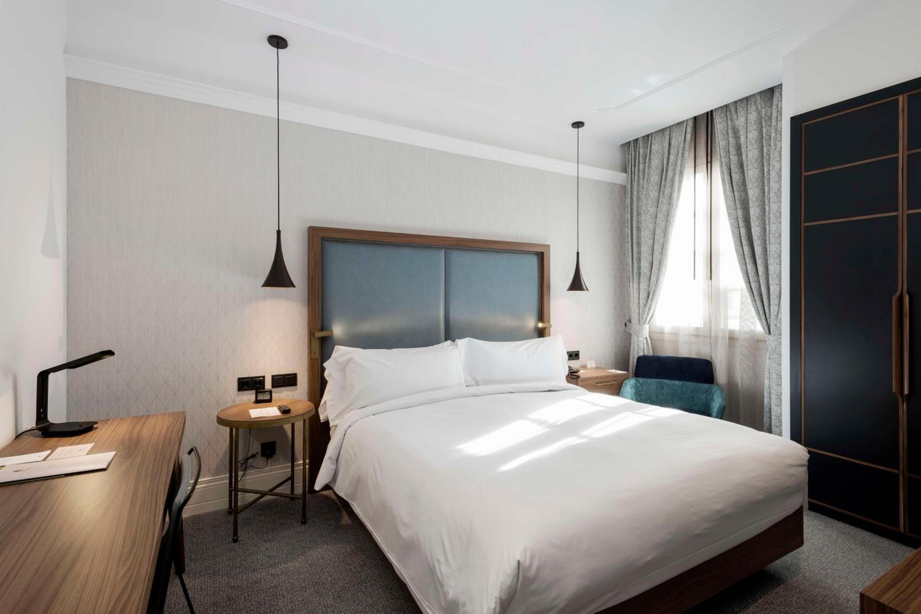 King Guest Room thumbnail 6