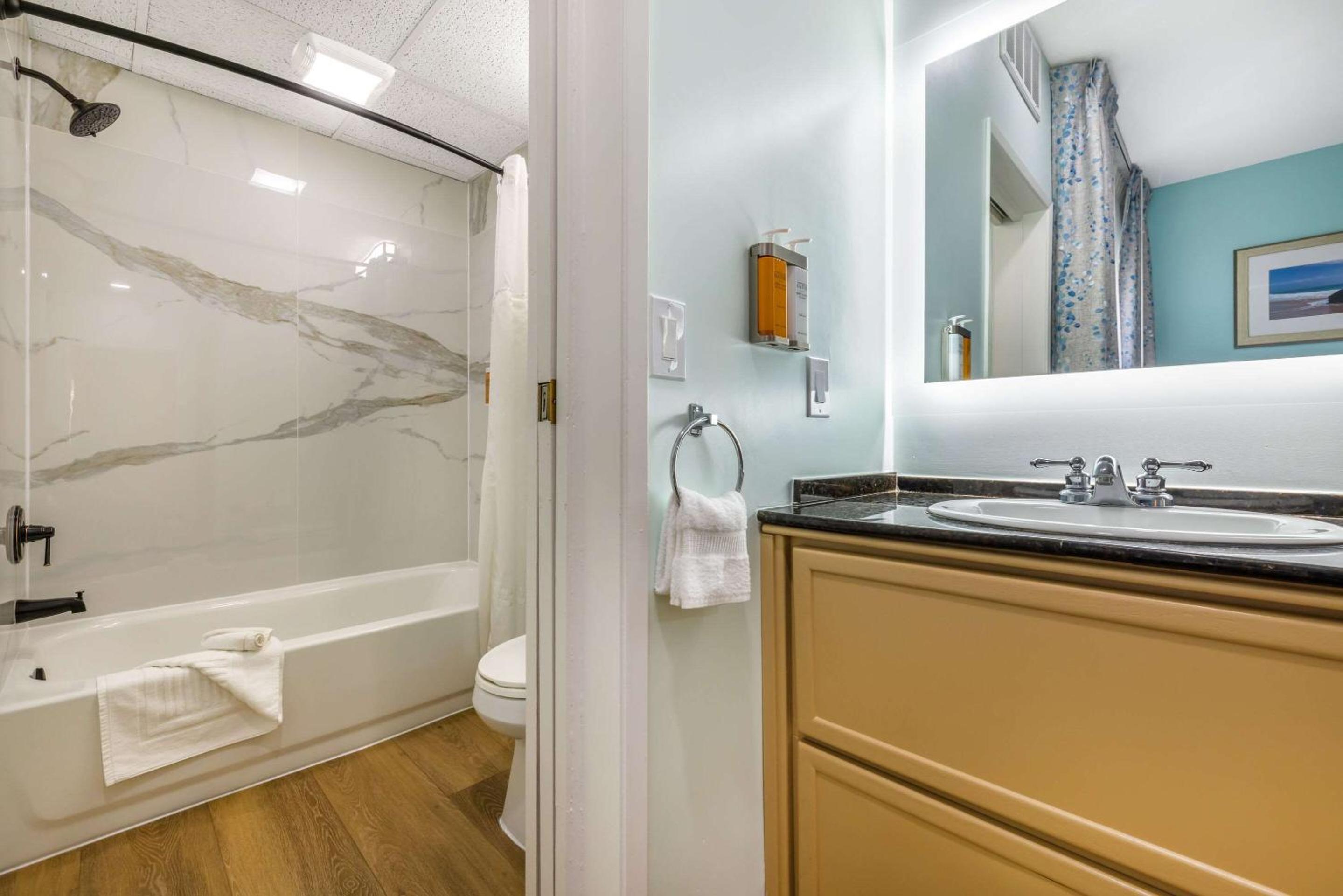 Standard Double Suite with Two Double Beds - Photo 6