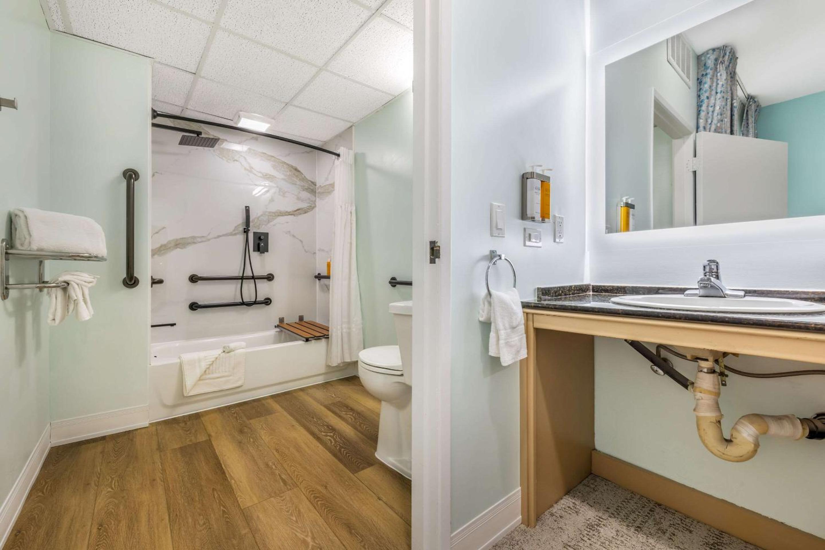 King Suite - Accessible/Non-Smoking - Photo 4