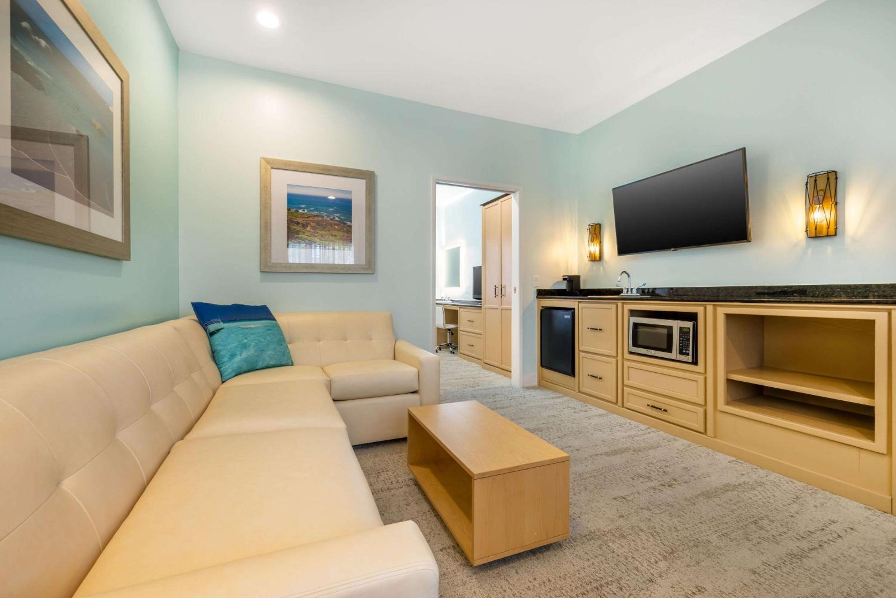 Standard King Suite - Non-Smoking - Photo 9