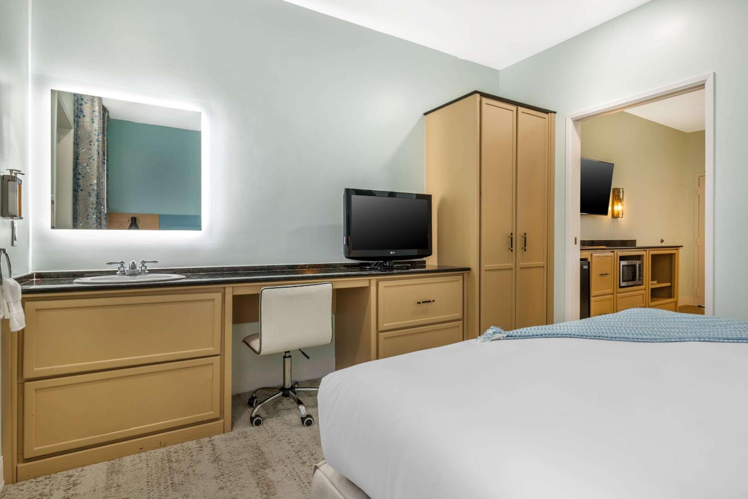 Standard King Suite - Non-Smoking - Photo 10