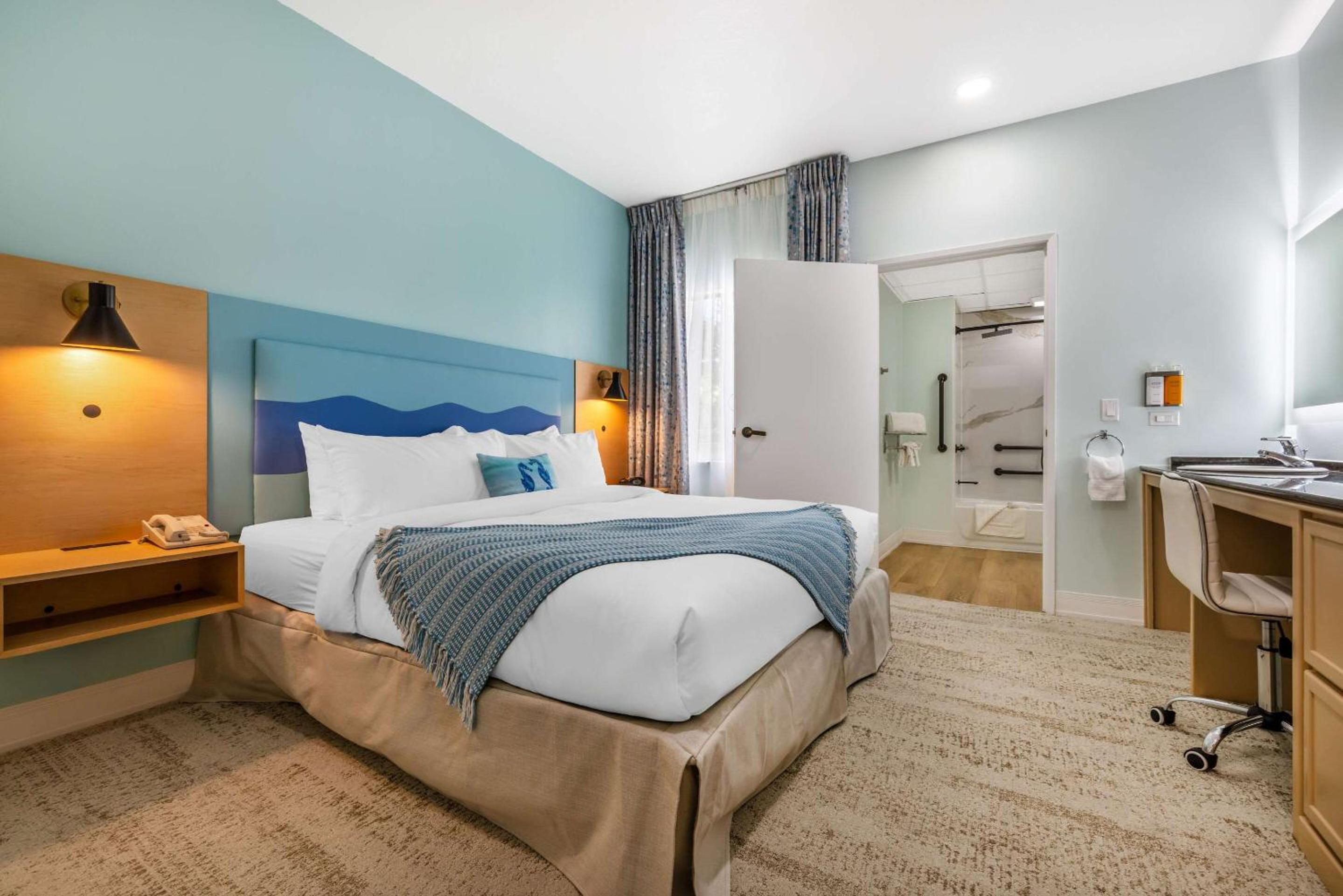 King Suite - Accessible/Non-Smoking - Photo 8