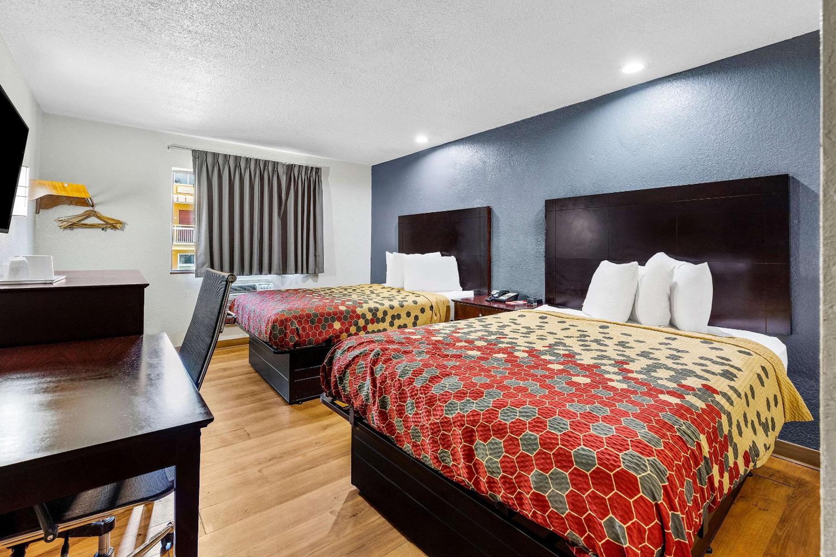 Queen Room with Two Queen Beds - Non-Smoking - Photo 2