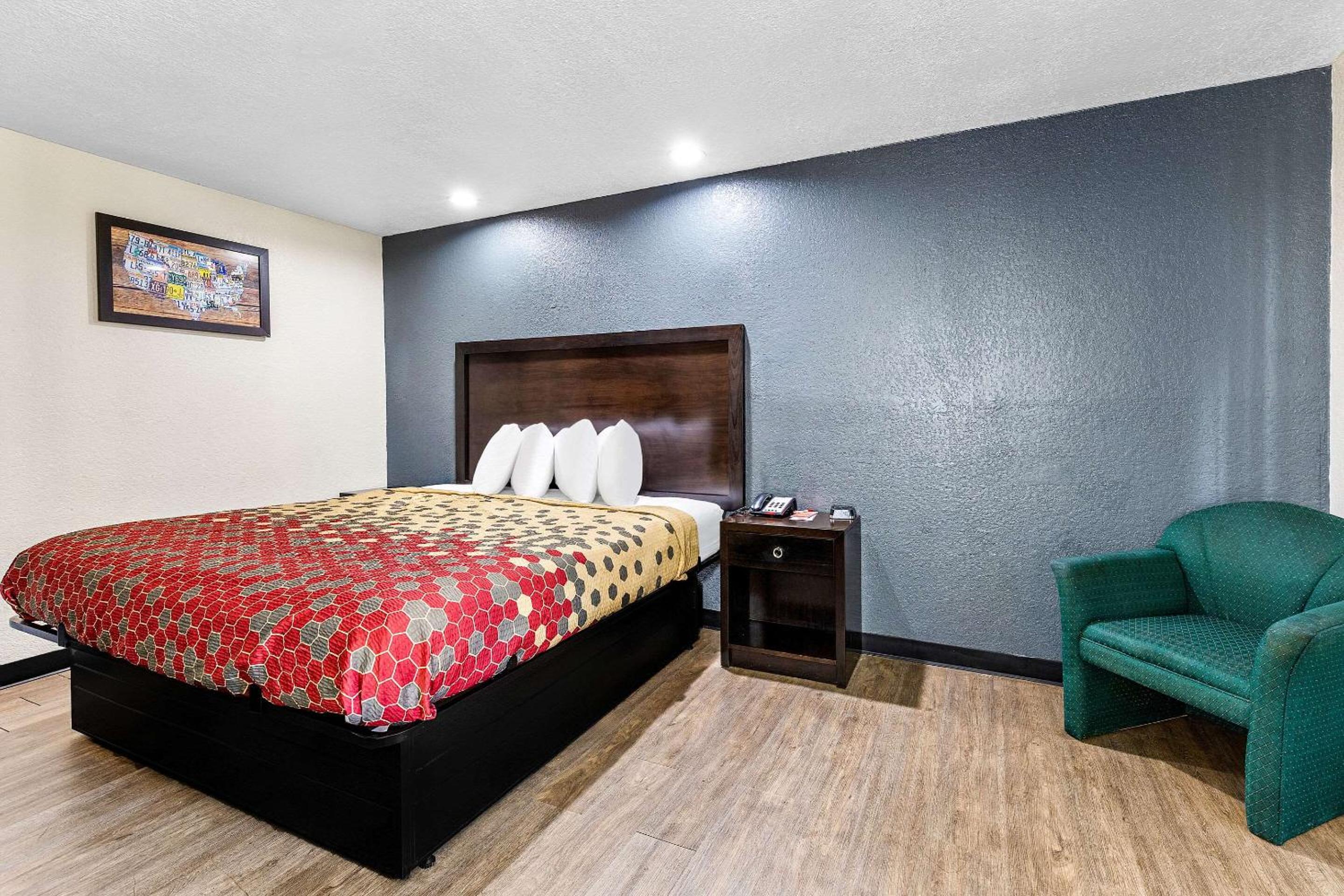 King Room - Non-Smoking - Photo 4