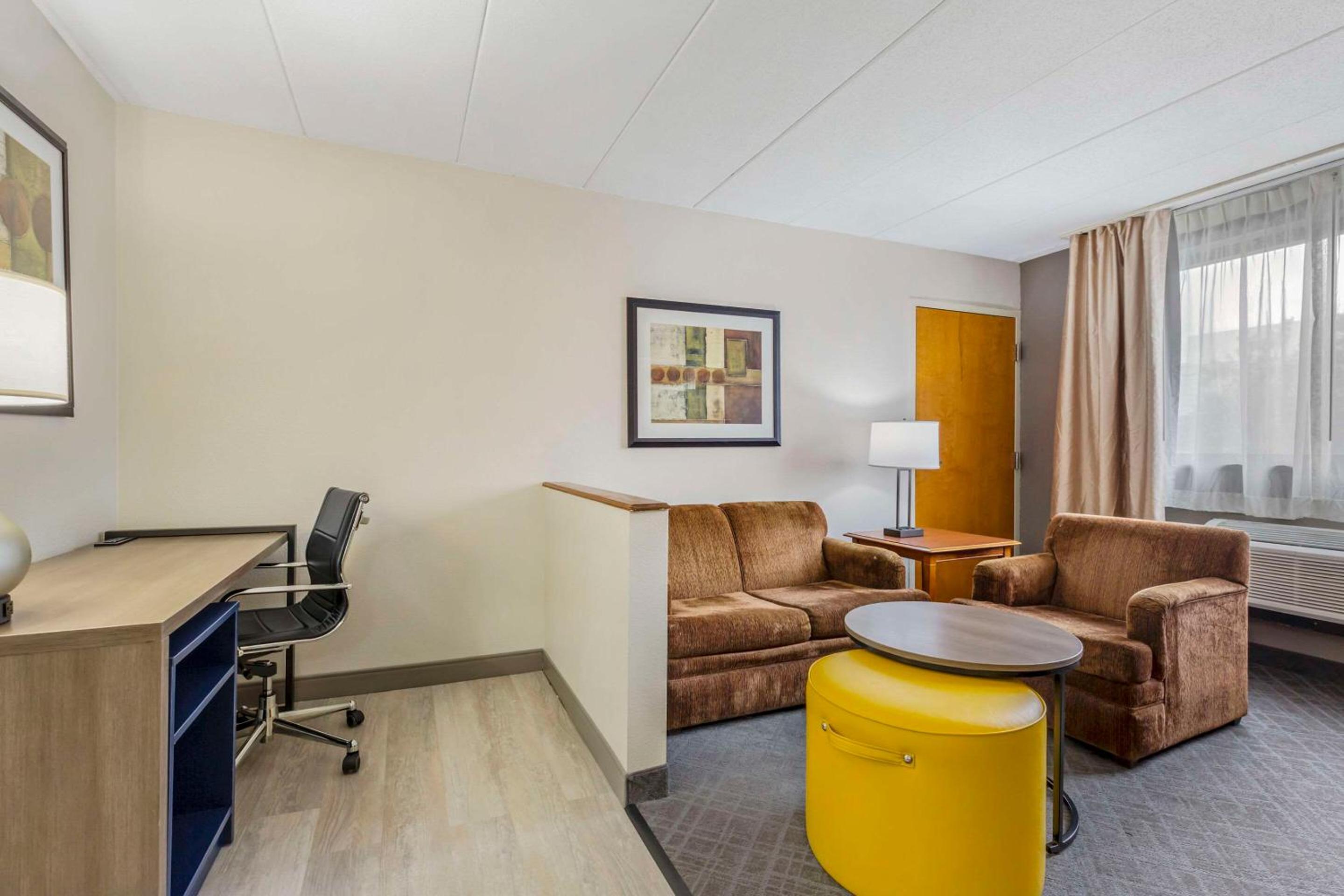 King Suite - Non-Smoking photo 2