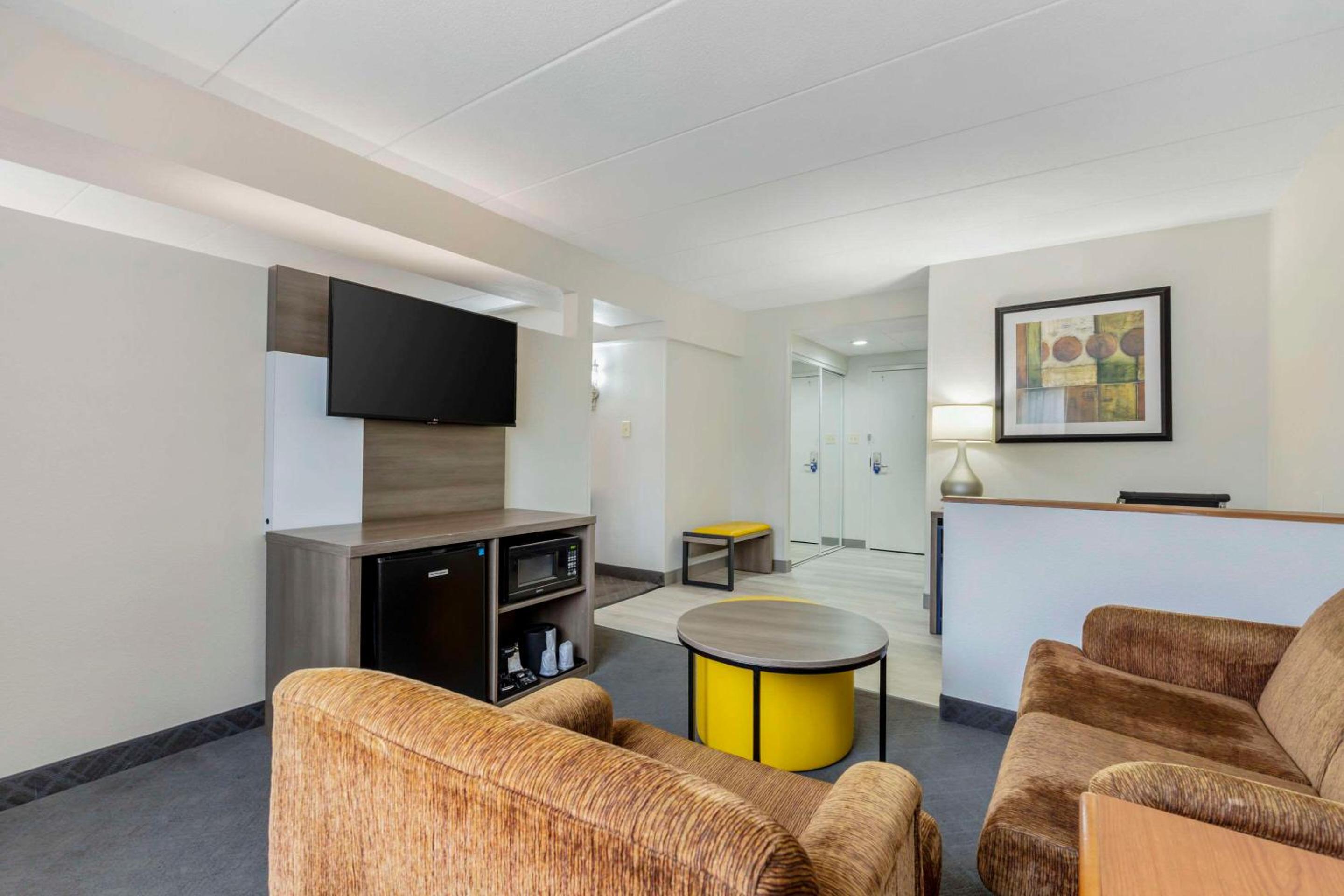 King Suite - Non-Smoking photo 3