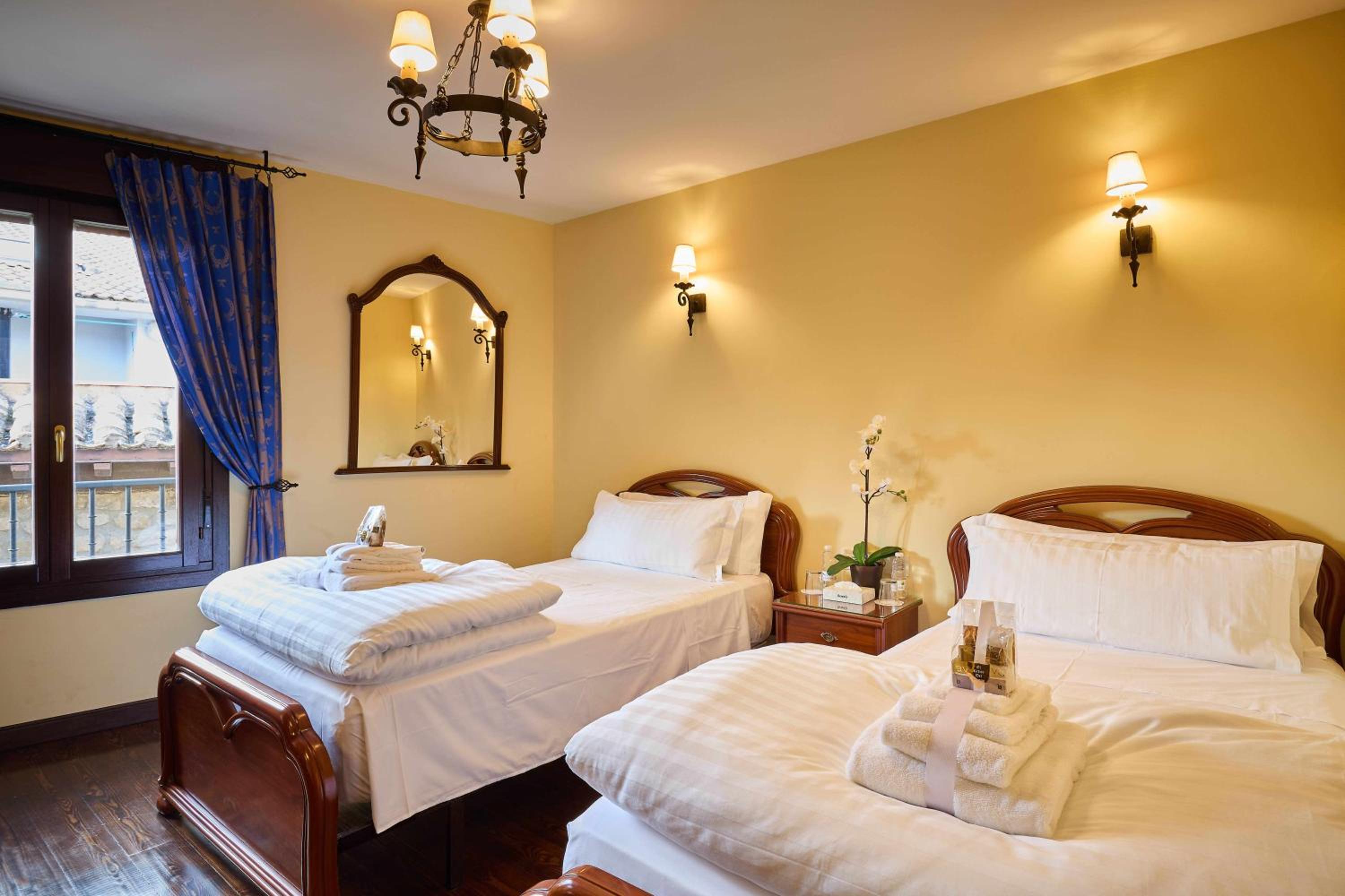Deluxe Double Room with Balcony - Photo 21