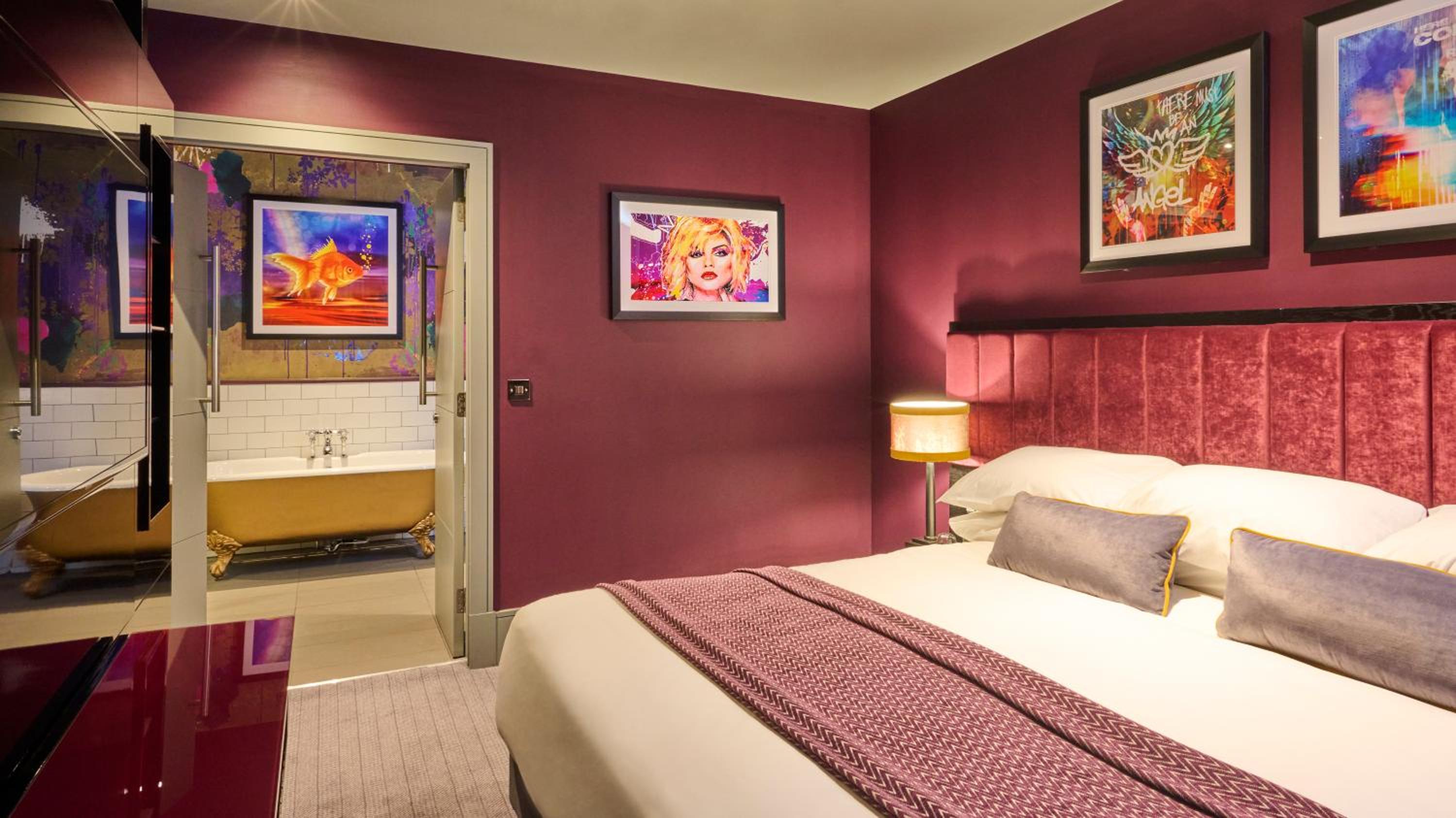 Suite - Photo 1