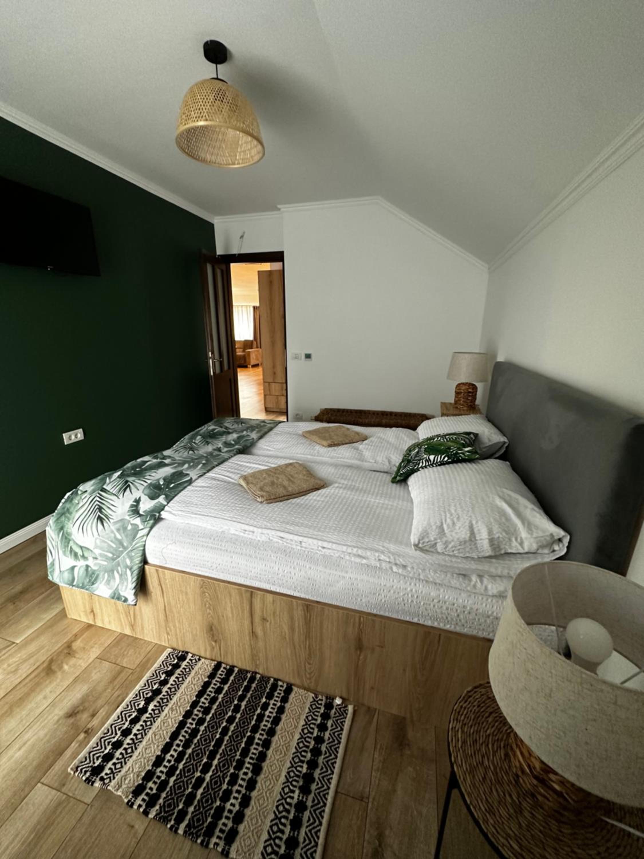 Three-Bedroom Apartment with Balcony photo 3