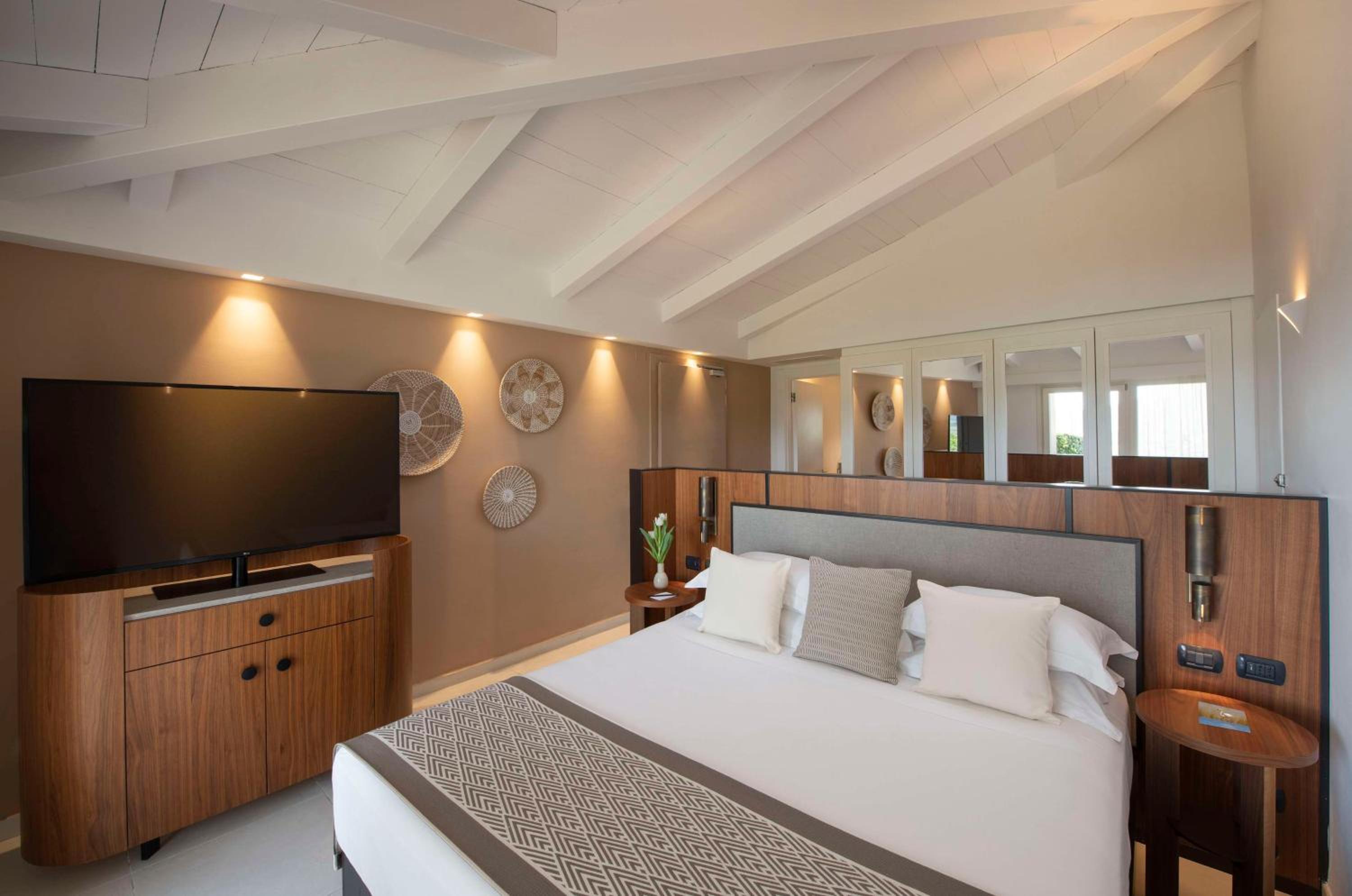 Deluxe King Room with Bay View
