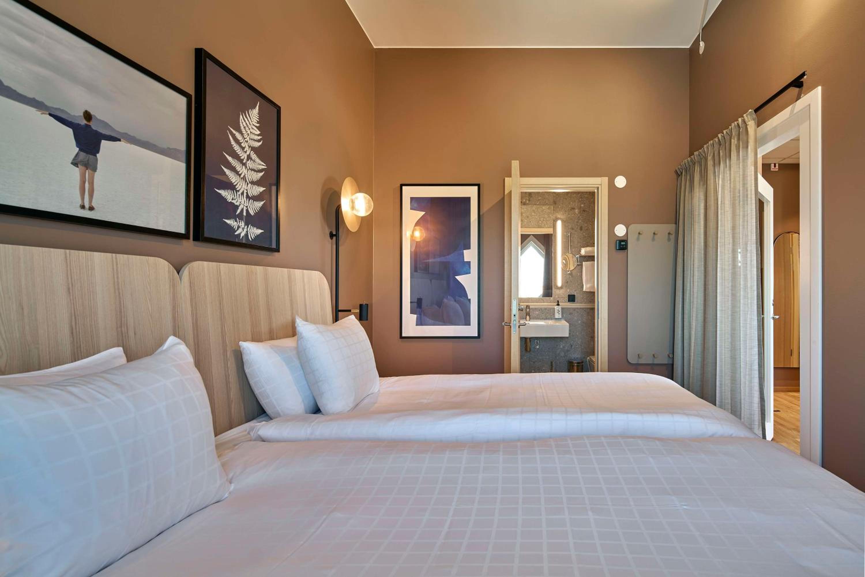 Suite - Photo 1