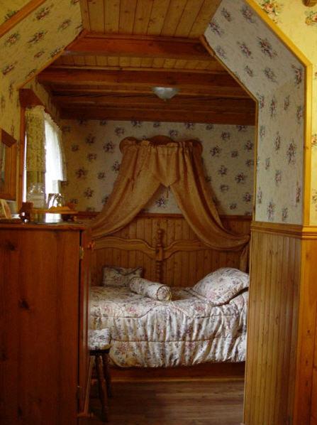 Queen and single bed photo 1