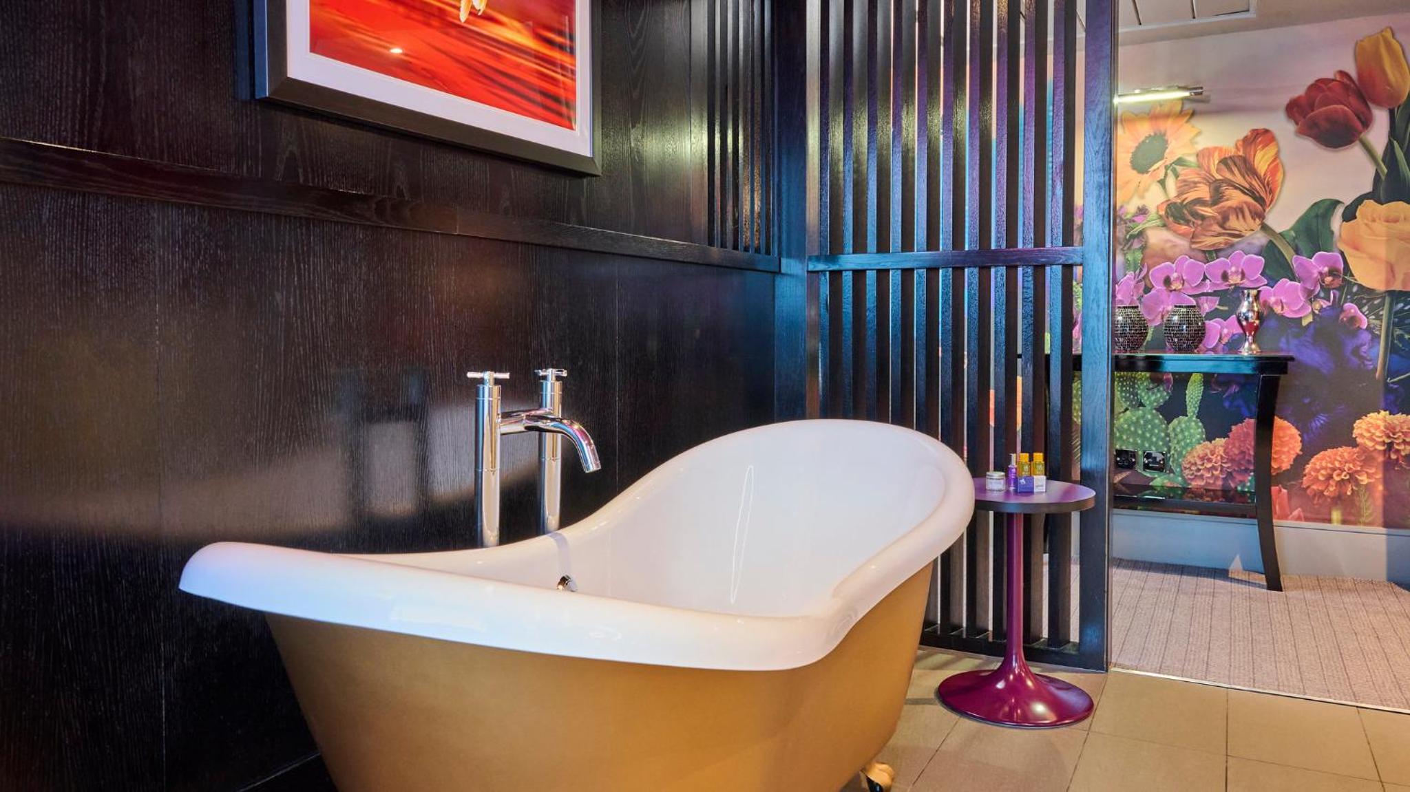 Signature Suite - Photo 7