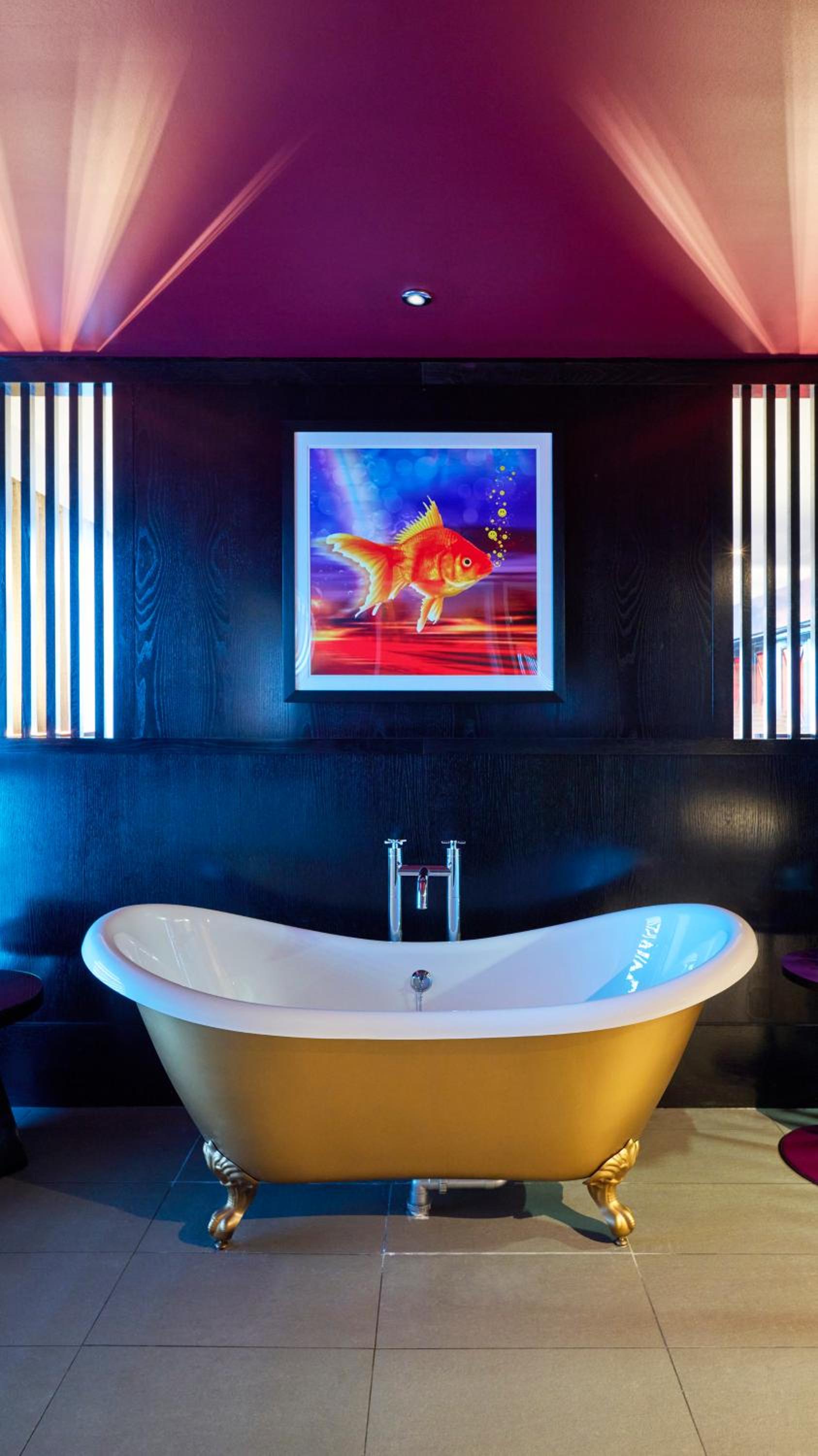 Signature Suite - Photo 3