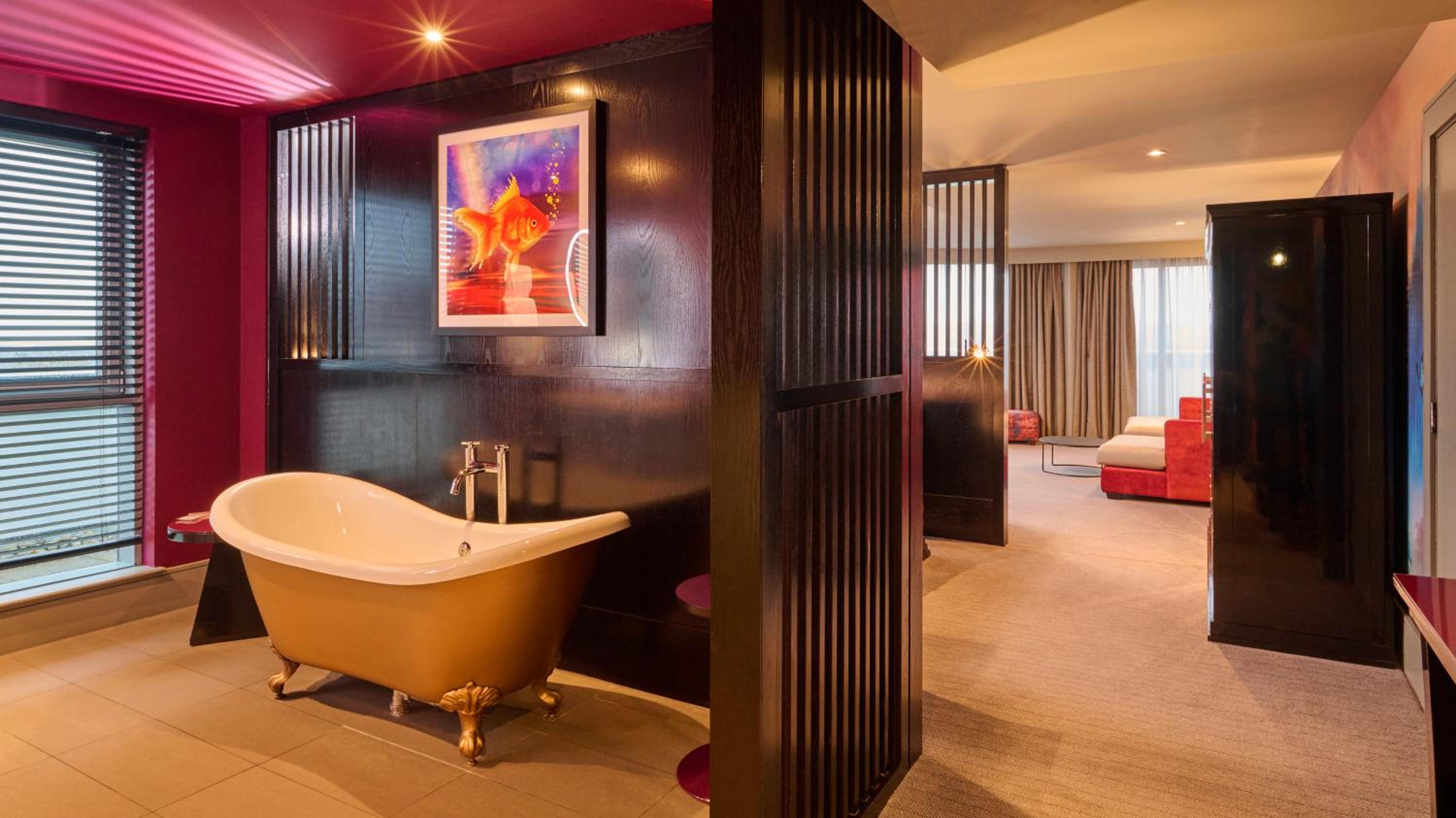 Signature Suite - Photo 8