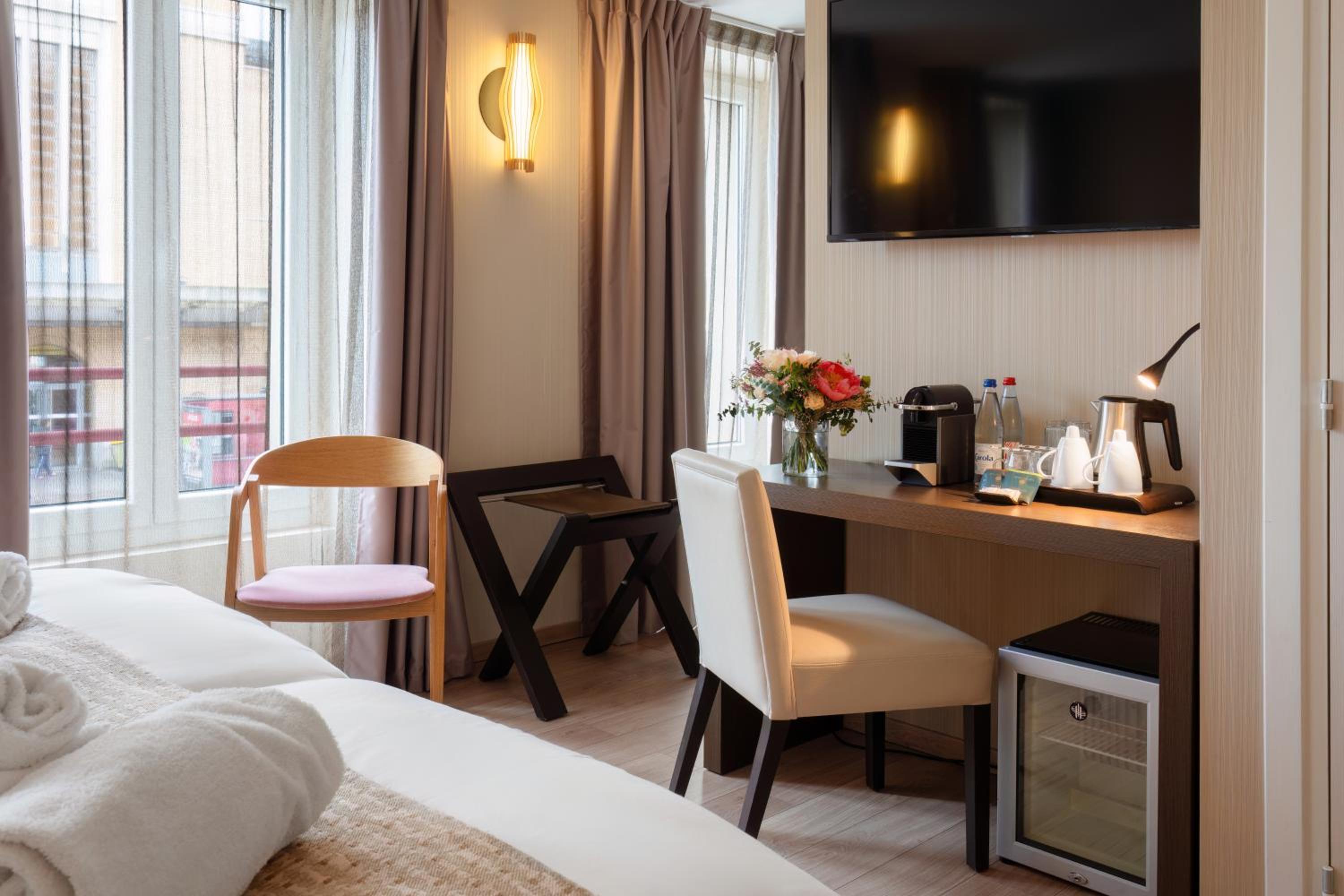 Deluxe Queen Room - Non-Smoking - Photo 6