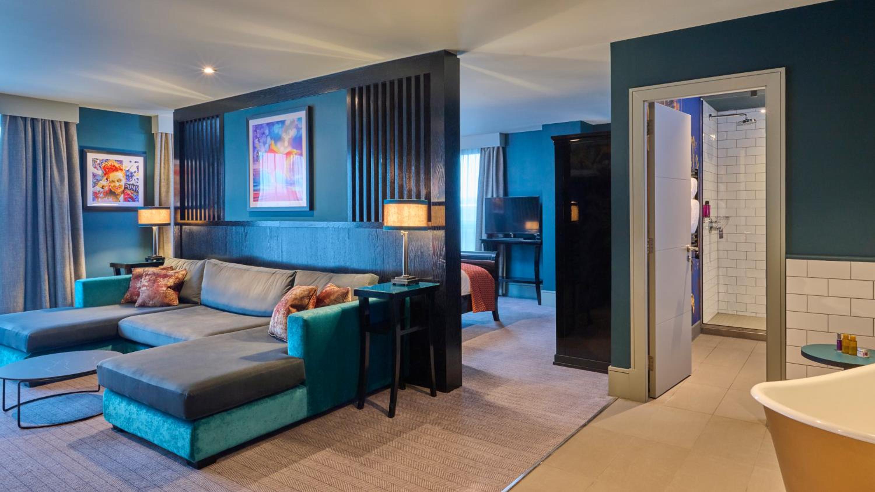 Signature Suite - Photo 2