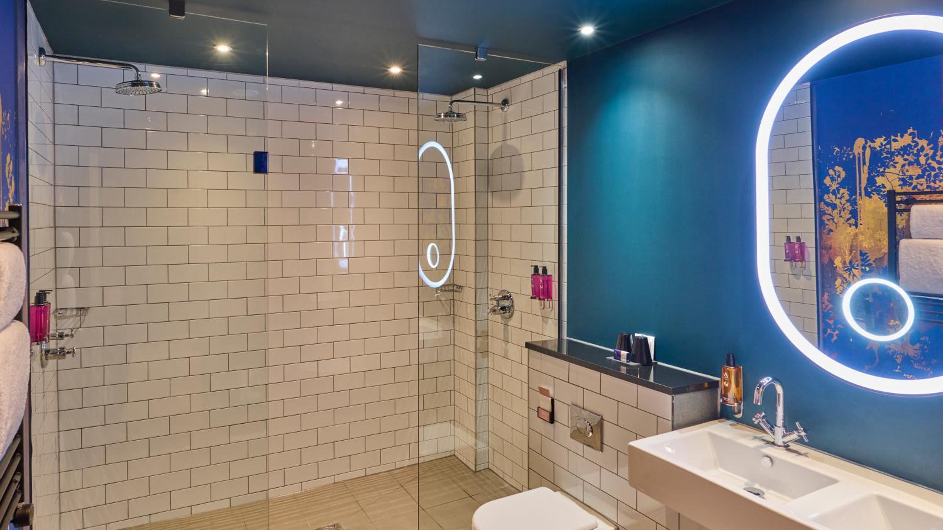 Signature Suite - Photo 10