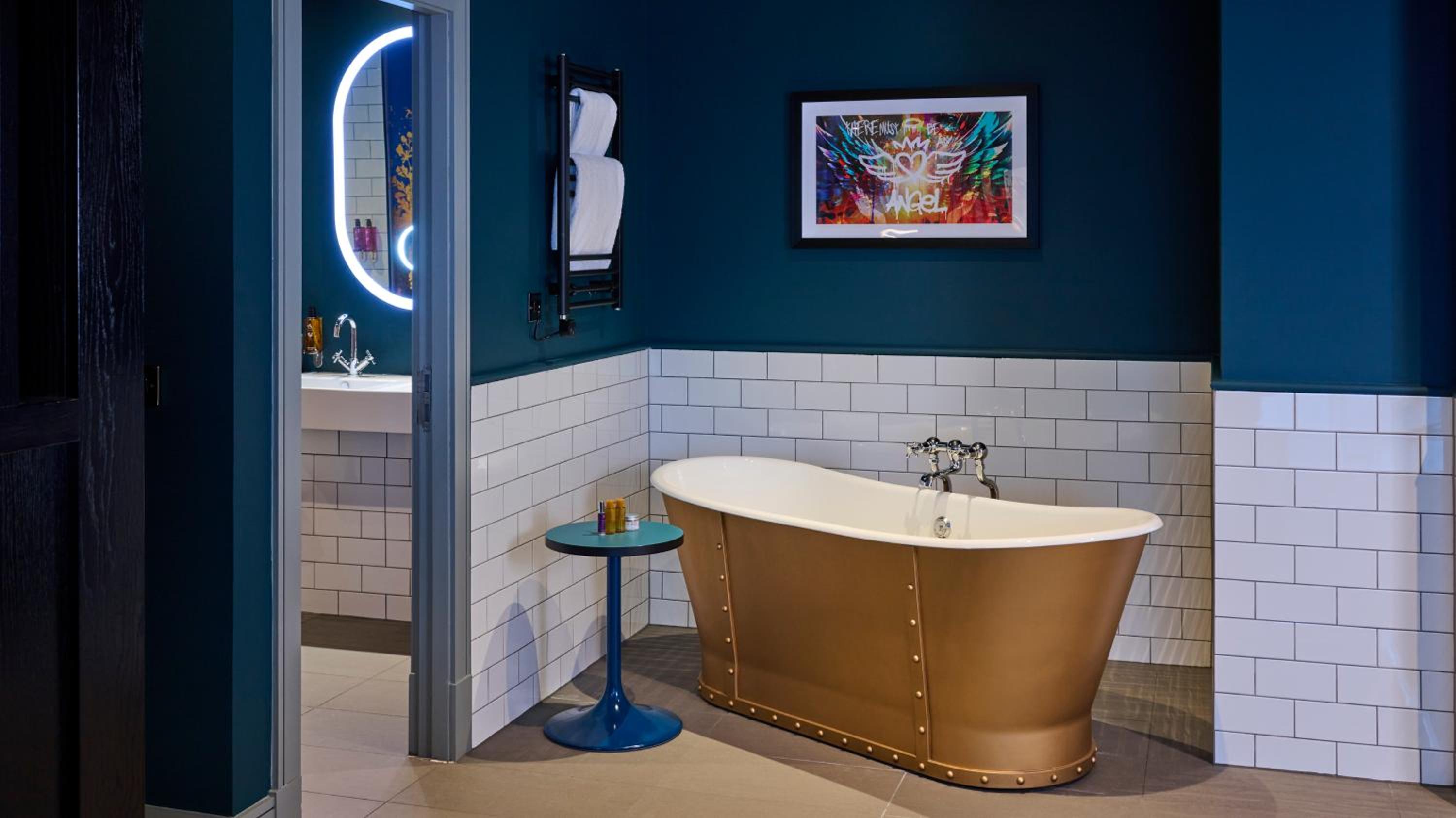 Signature Suite - Photo 6